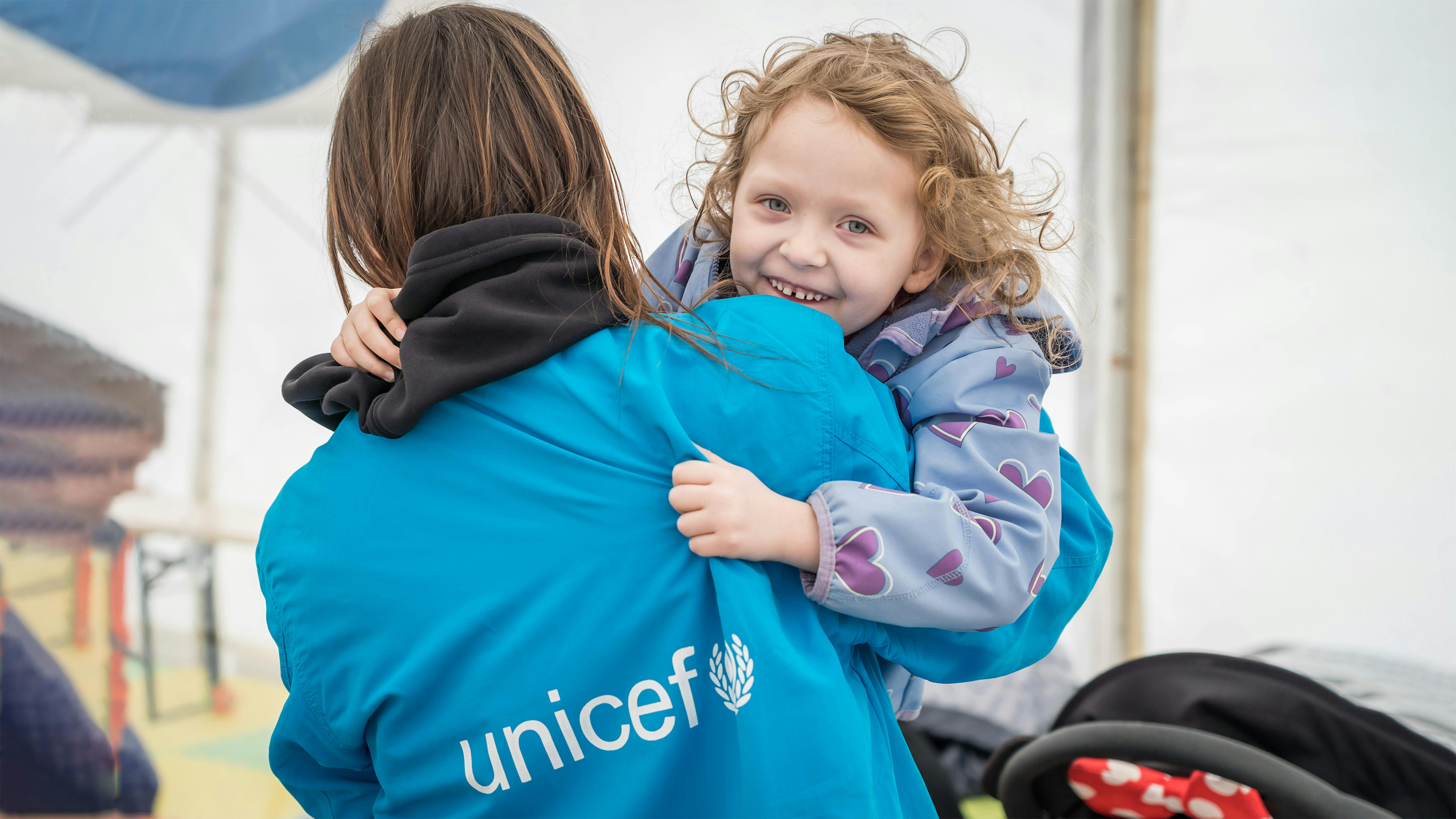 Hub Blue Dot nel valico di frontiera di Isaccea, romania, Emma di 5 anni gioca con un membro dello staff dell'UNICEF.