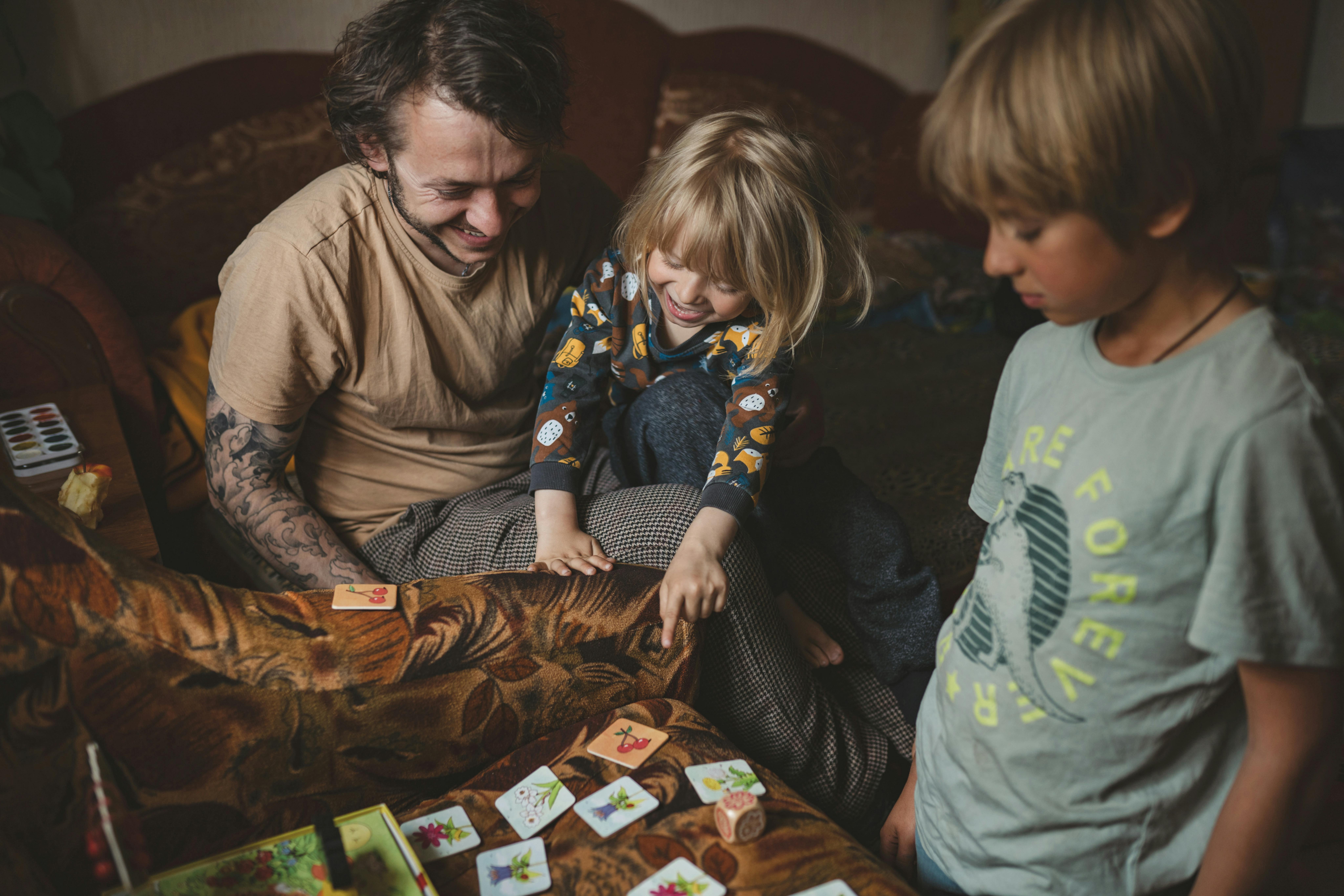 Elvin e Leonard giocano con il padre, Oleksandr, nella casa in cui si sono rifugiati temporaneamente nella regione di Khmelnytskyi. 
