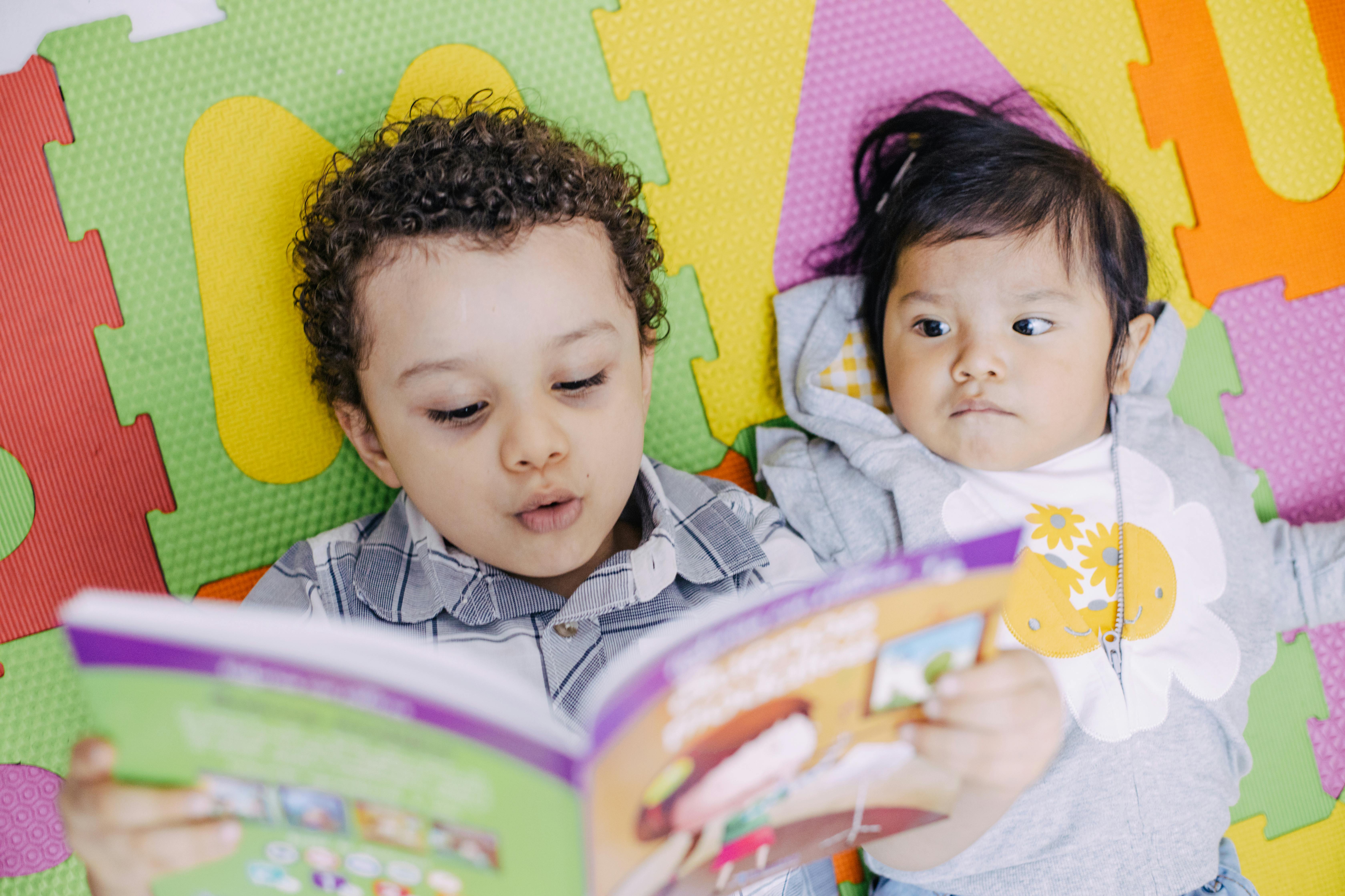 Guatemala, David Emanuel Setma Urzia (4 anni) legge un libro alla sorellina Ana Elizabeth Setma Urzia (1 anno). Entrambi sono stati adottati