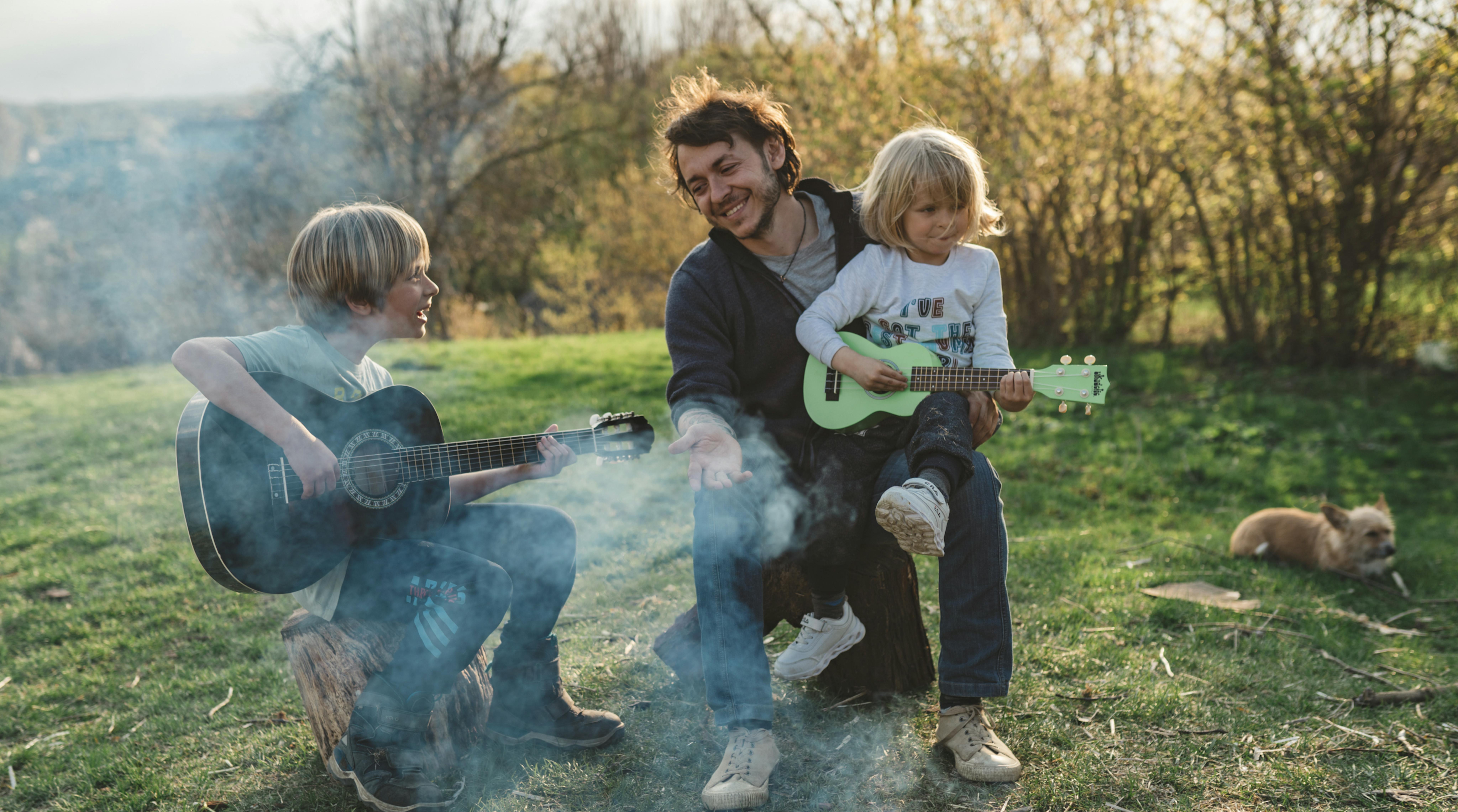 Oleksandr, gioca con i suoi due figli: Elvin, 8 anni e Leo, di 3. La famiglia aveva un appartamento a Irpin, in Ucraina, ma quando è scoppiata la guerra sono dovuti fuggire. Grazie alla musica la famiglia prova a superare questi momenti difficili