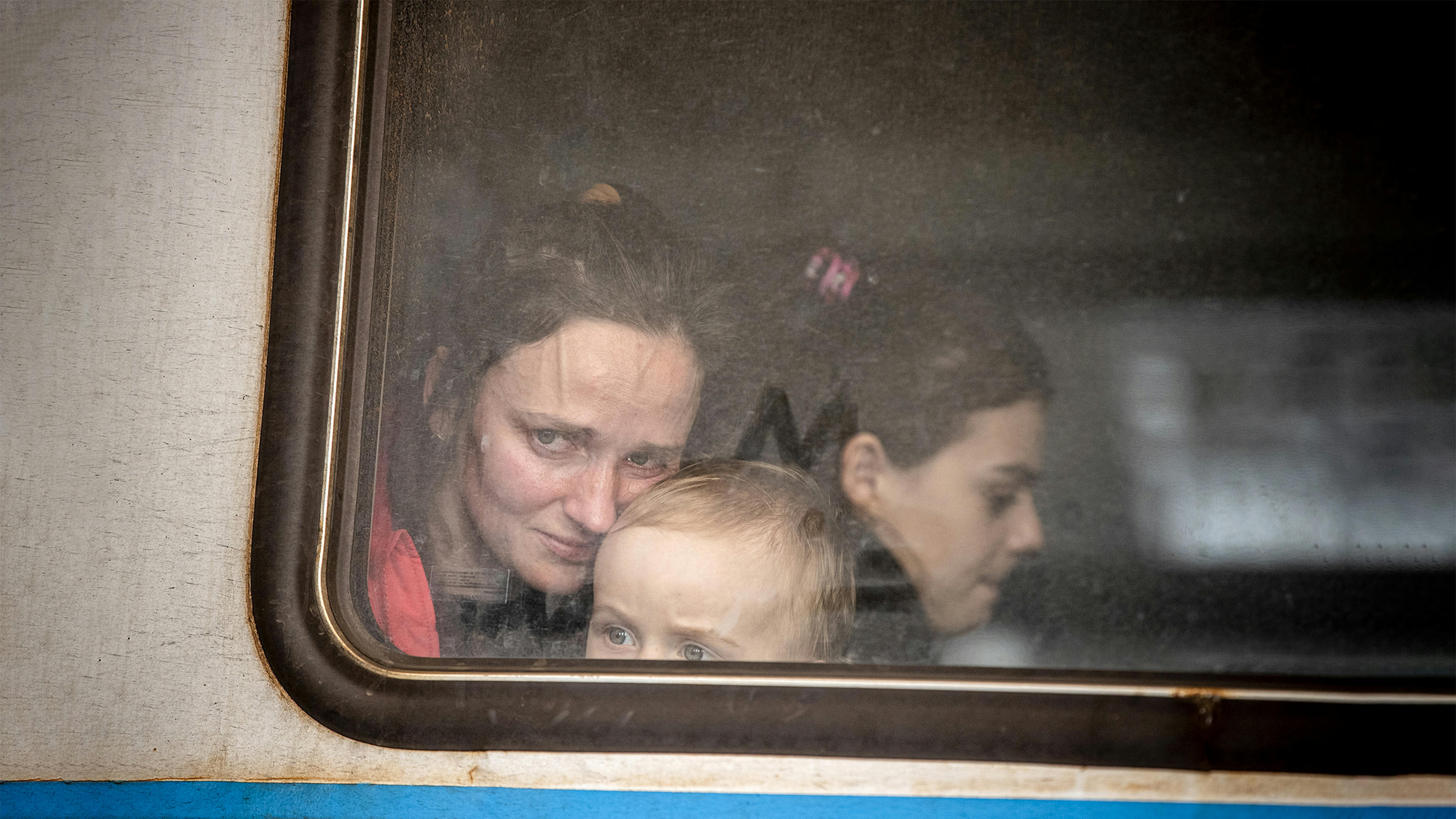 una madre e un bambino salutano la loro amata alla stazione ferroviaria principale di Leopoli in Ucraina.
