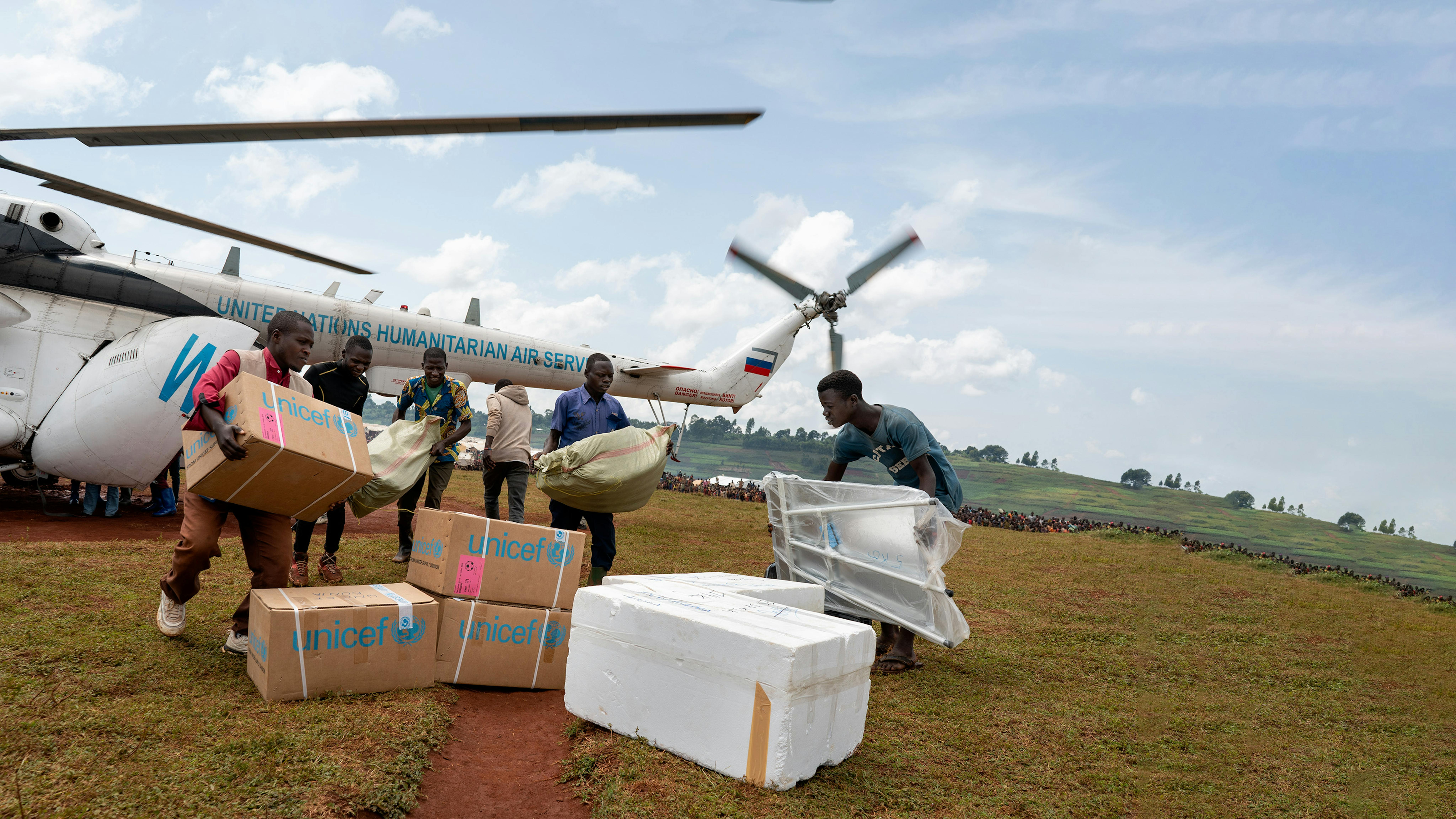 Un elicottero delle Nazioni Unite fornisce aiuti al campo per sfollati interni di Rhoe, Ituri, Repubblica Democratica del Congo