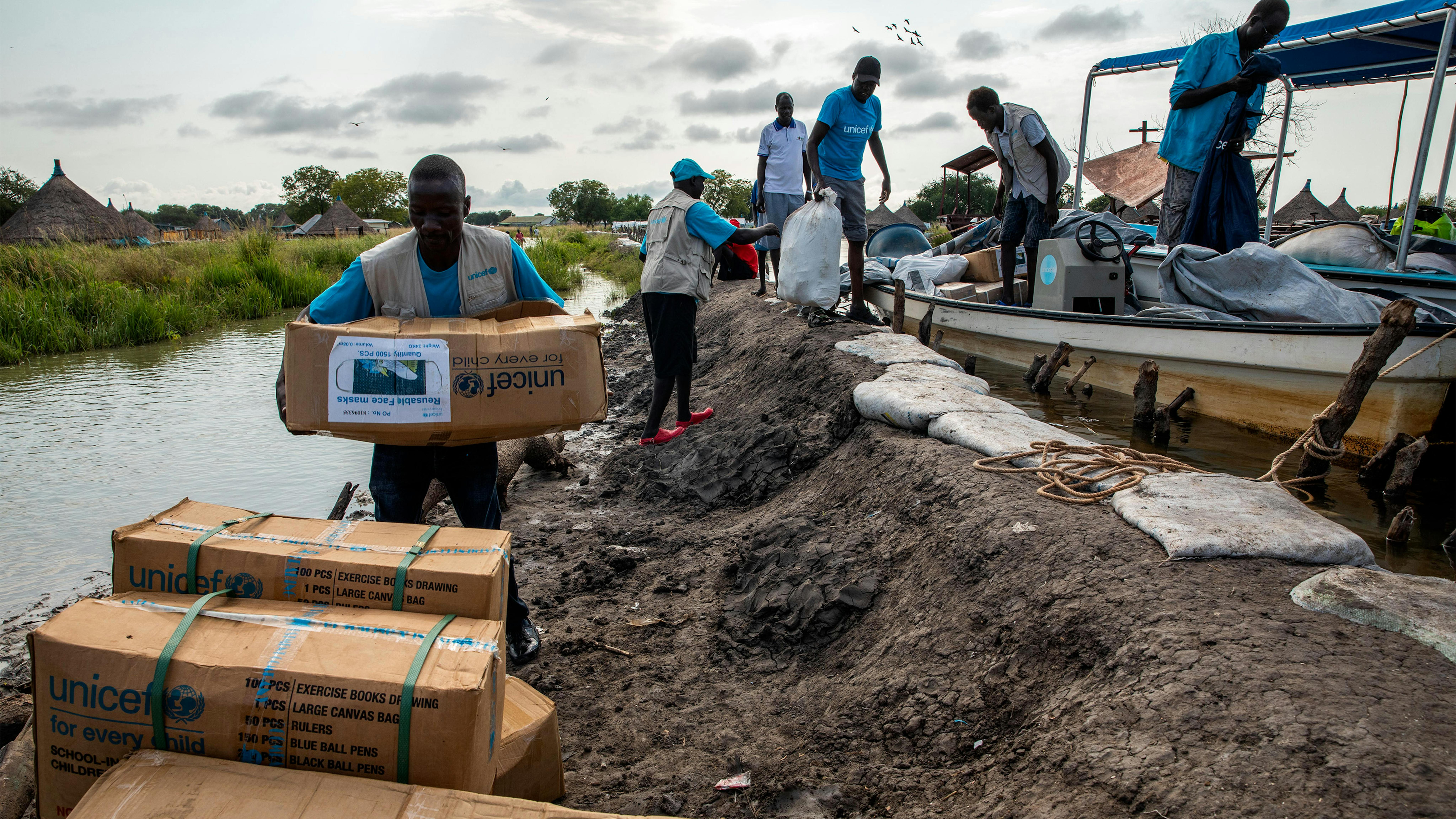 Team dell'Unicef scarica materiale educativo nel villaggio di Panyagor dopo che è stato colpito dall'alluvione  sfollando migliaia di persone 