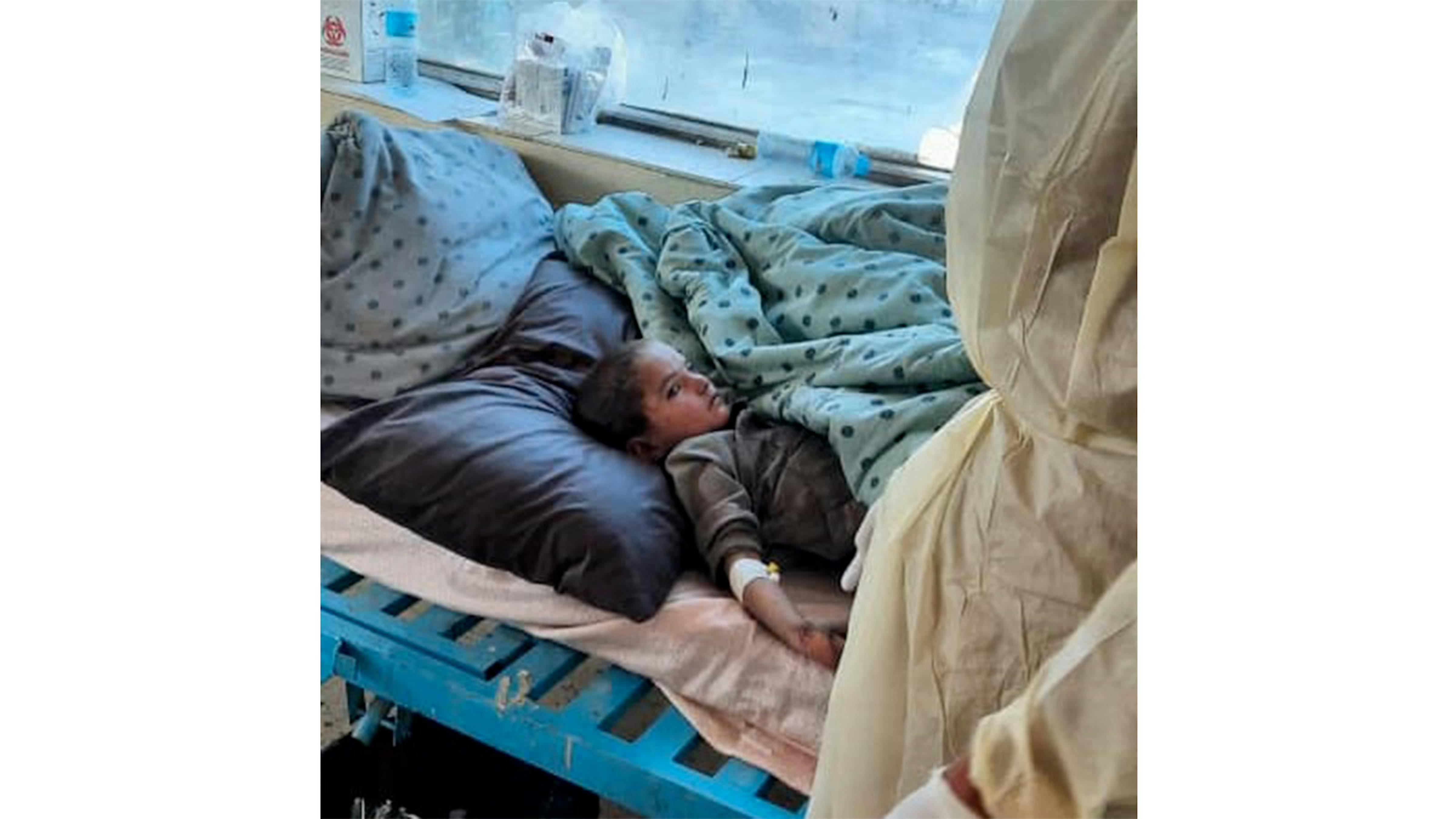 terremoto afghanistan, un bambino viene soccorso