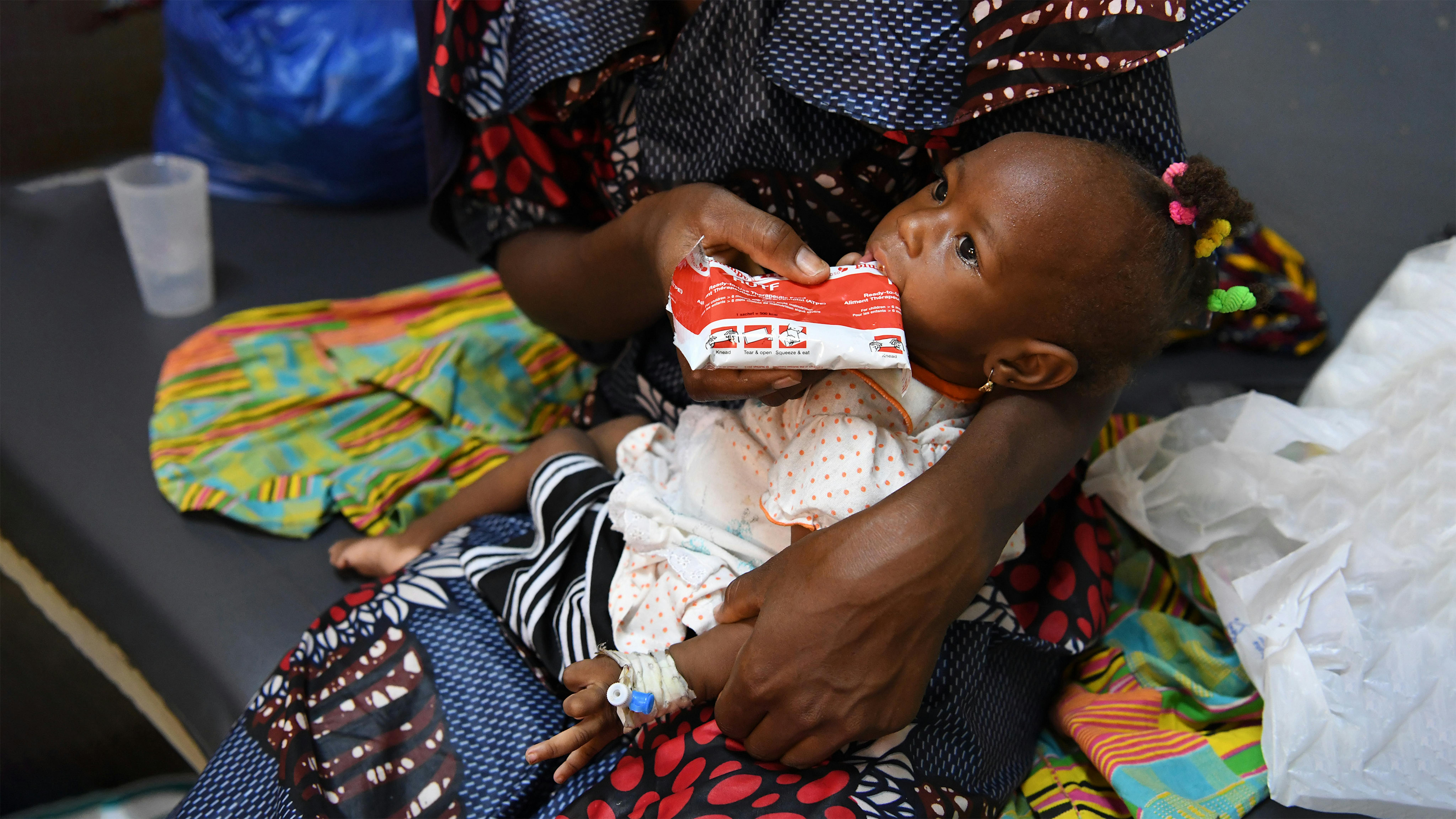 Konata Karko, 24 anni madre di due bambini, con la figlia Mariam di 12 mesi, al CRENI nel Centro Sanitario di Bobo-Dioulasso