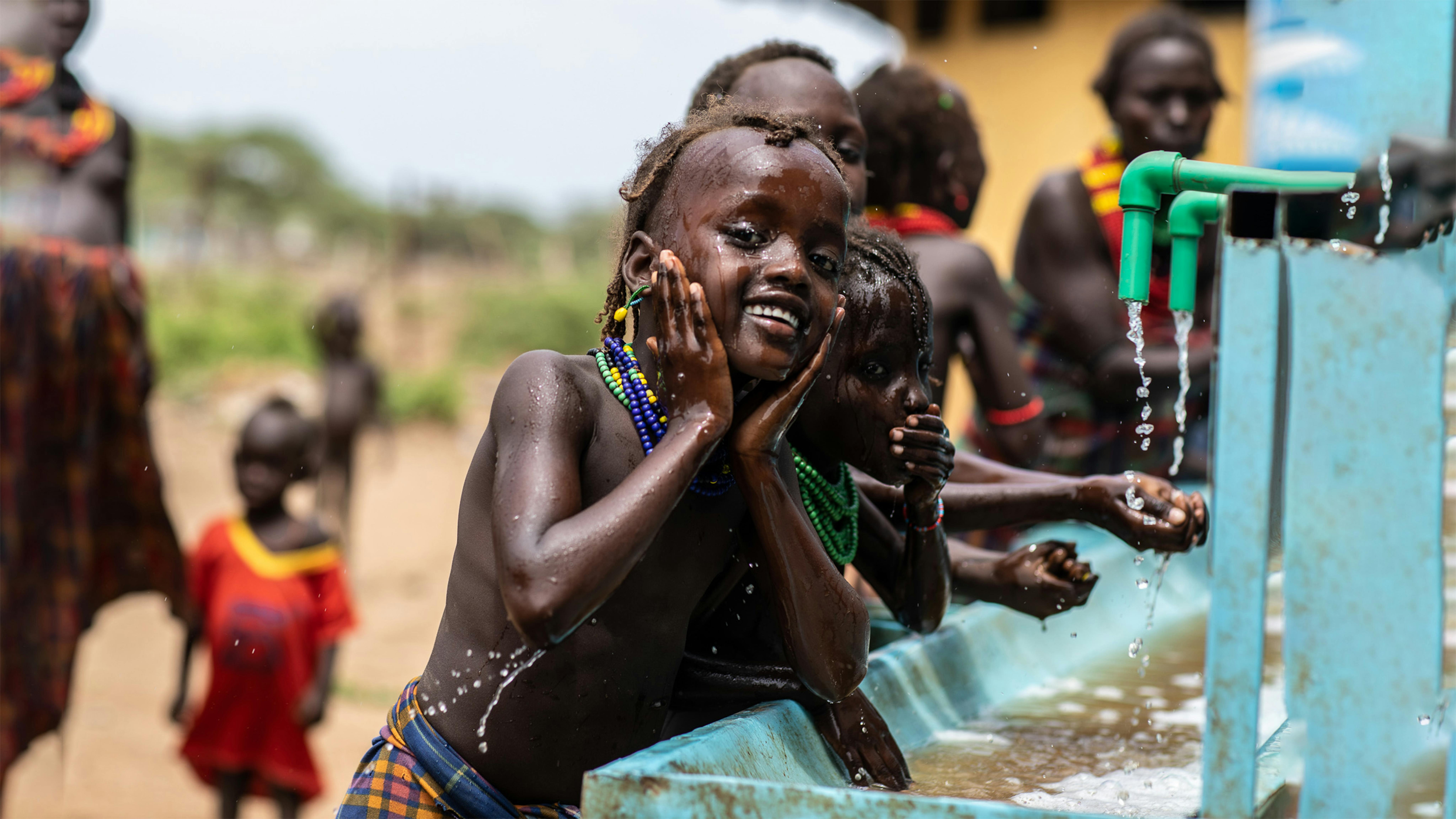 Etiopia - un gruppo di bambini si lava le mani e il viso al punto d'acqua sostenuto dall'UNICEF presso l'Omo Rate Health Centre 