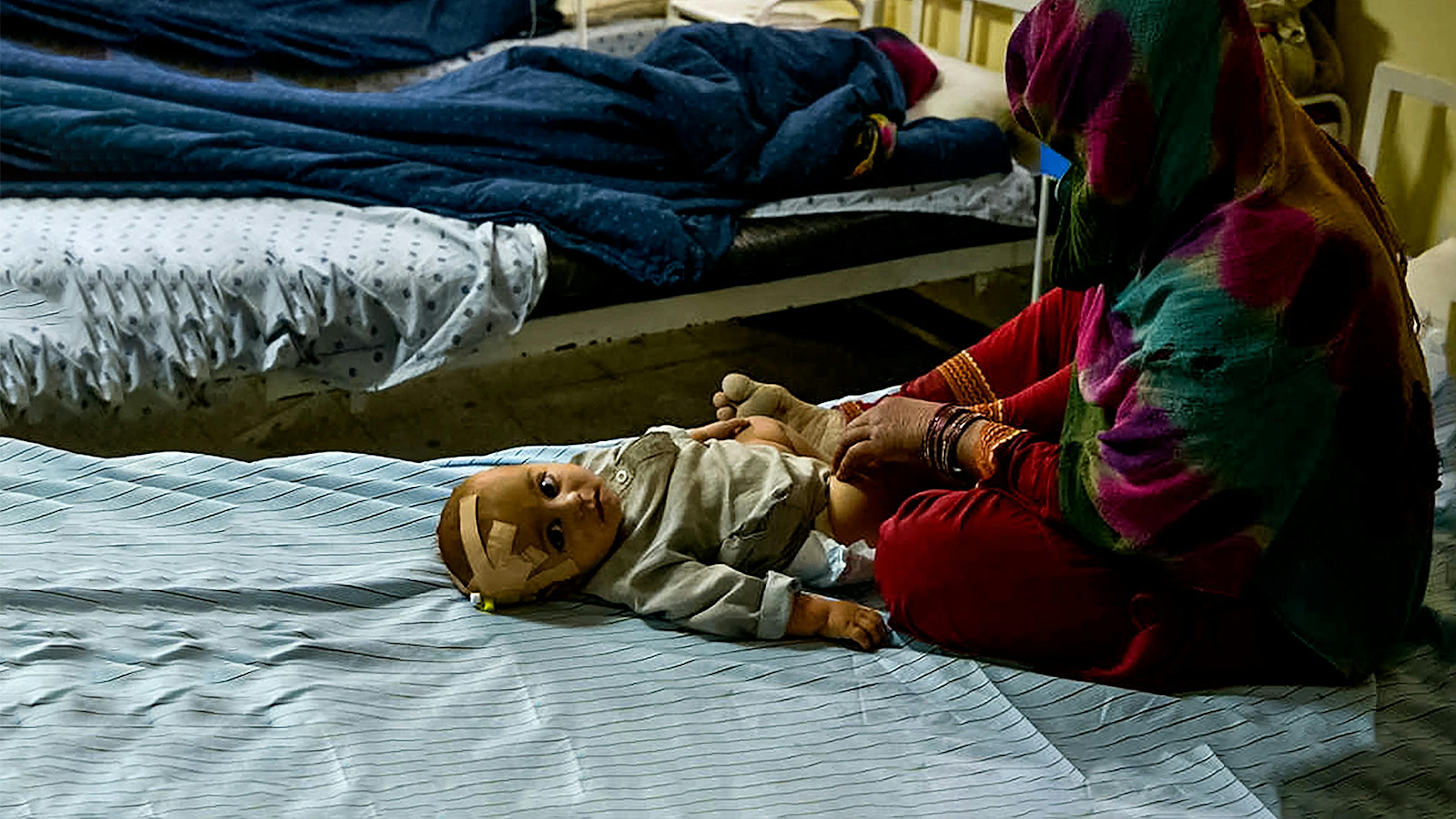 Afghanistan, una bambina viene curata nell'ospedale di Sharan dopo essere stata ferita dal terremoto