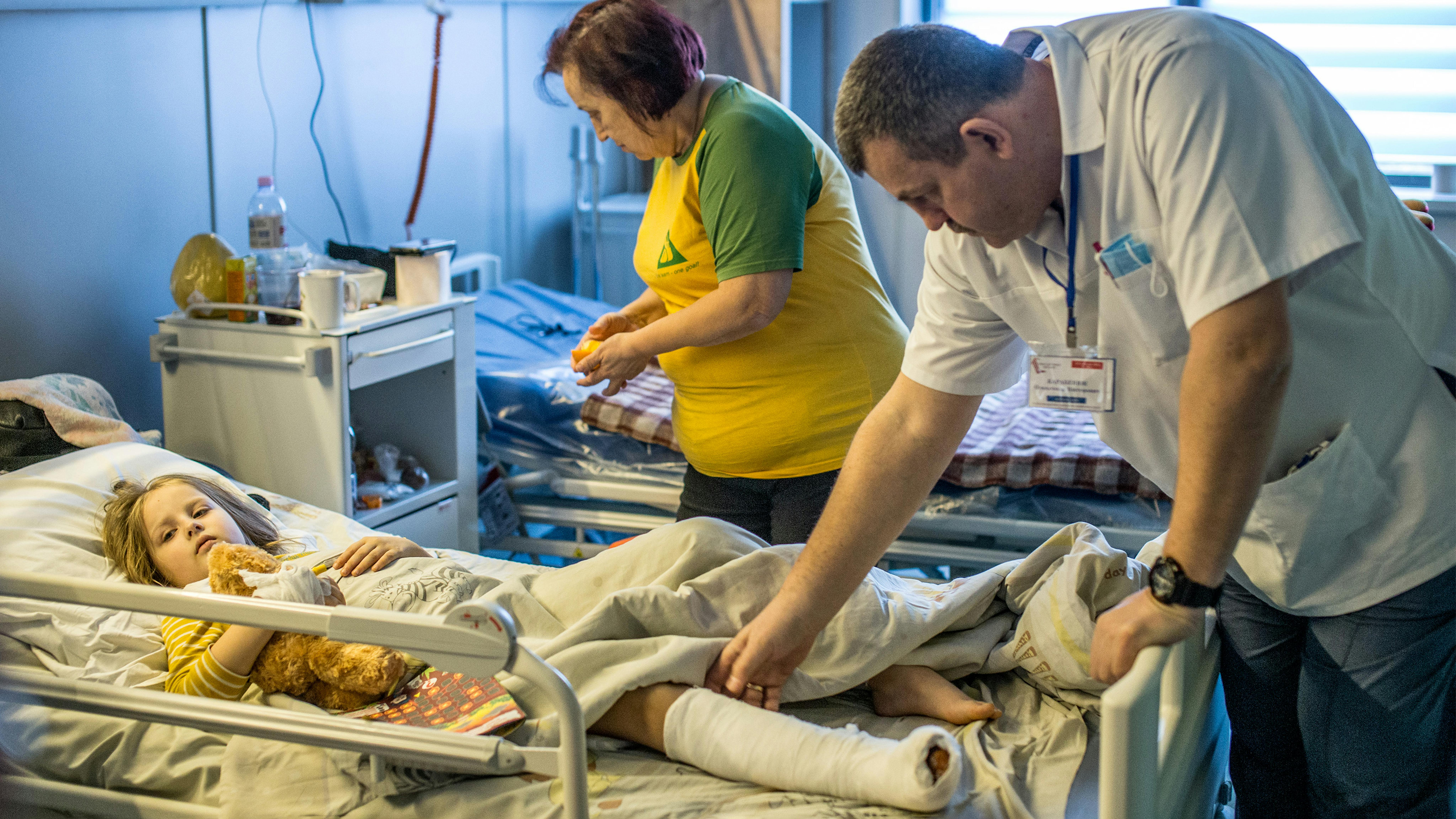 Ucraina, un medico visita Milana Bashynska, 6 anni  mentre si riprende da un intervento chirurgico alle gambe.