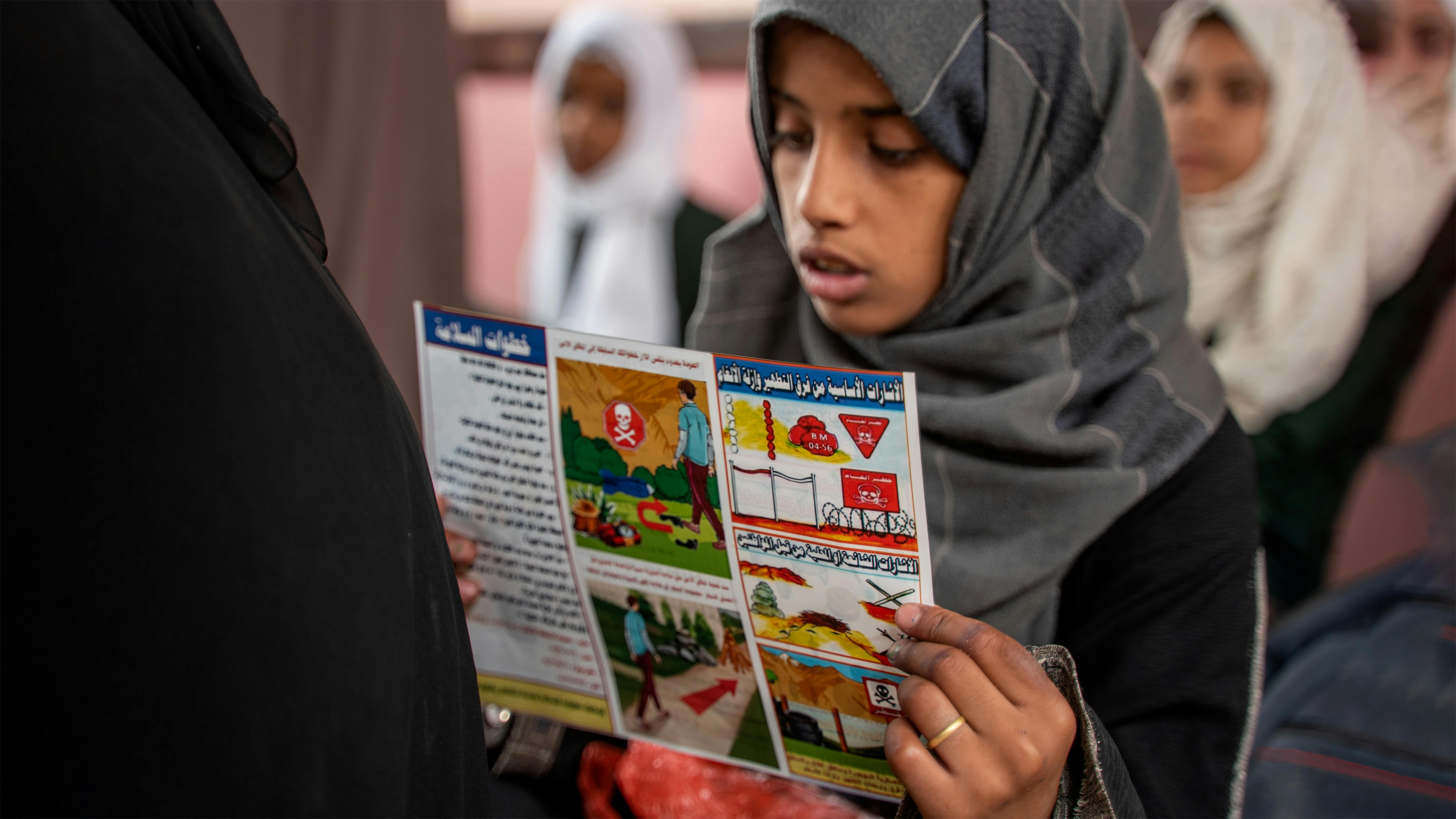 Una sessione di educazione al rischio mine in una scuola sostenuta dall'UNICEF nel campo per sfollati interni di Al Jufaina nel governatorato di Marib, Yemen, nell'ottobre 2021.