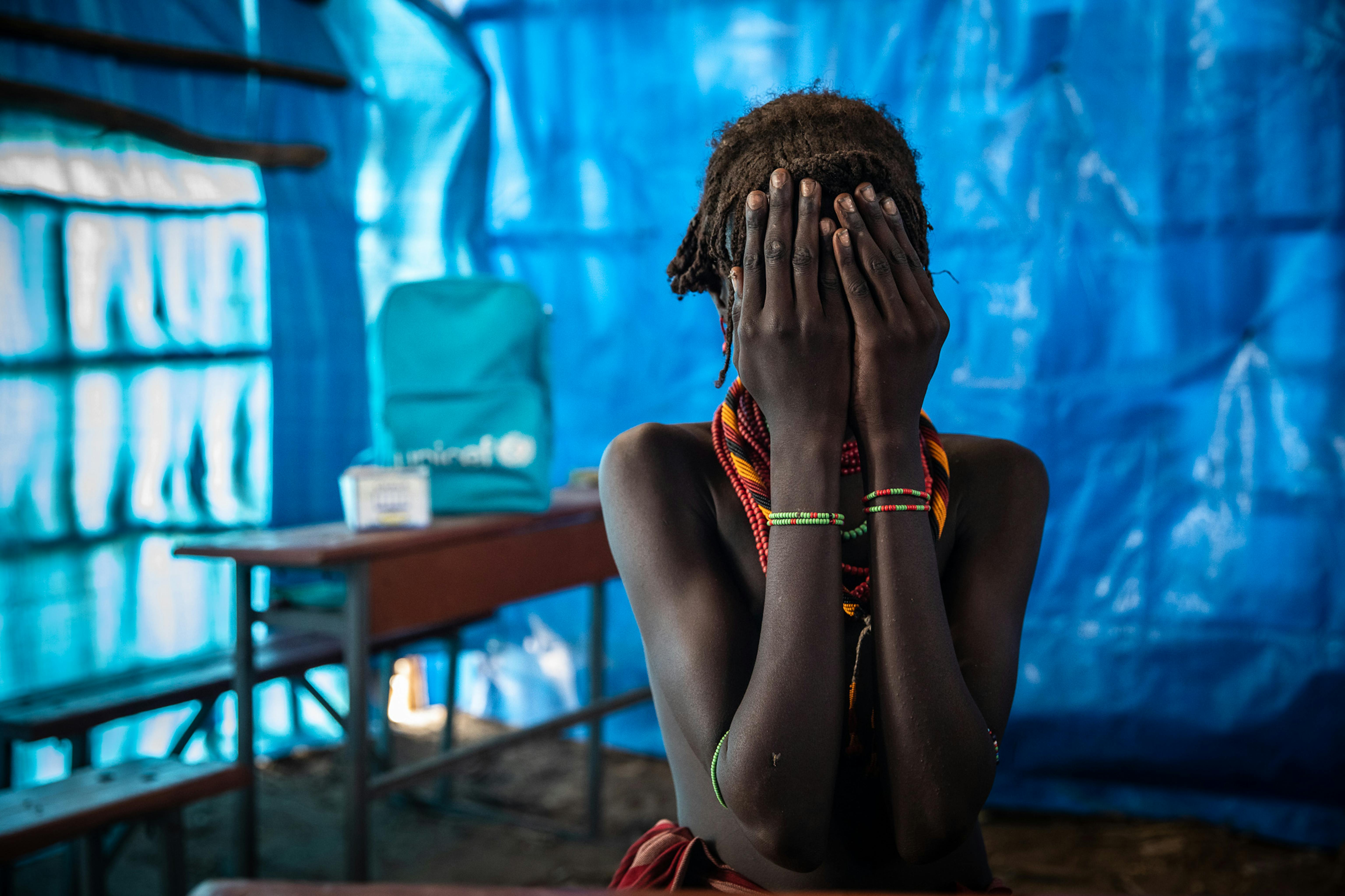 La piccola Enat,  13 anni, è stata costretta a lasciare la scuola e a sposare uno sconosciuto per aiutare la sua famiglia a far fronte alle difficoltà dovute alla siccità in Etiopia