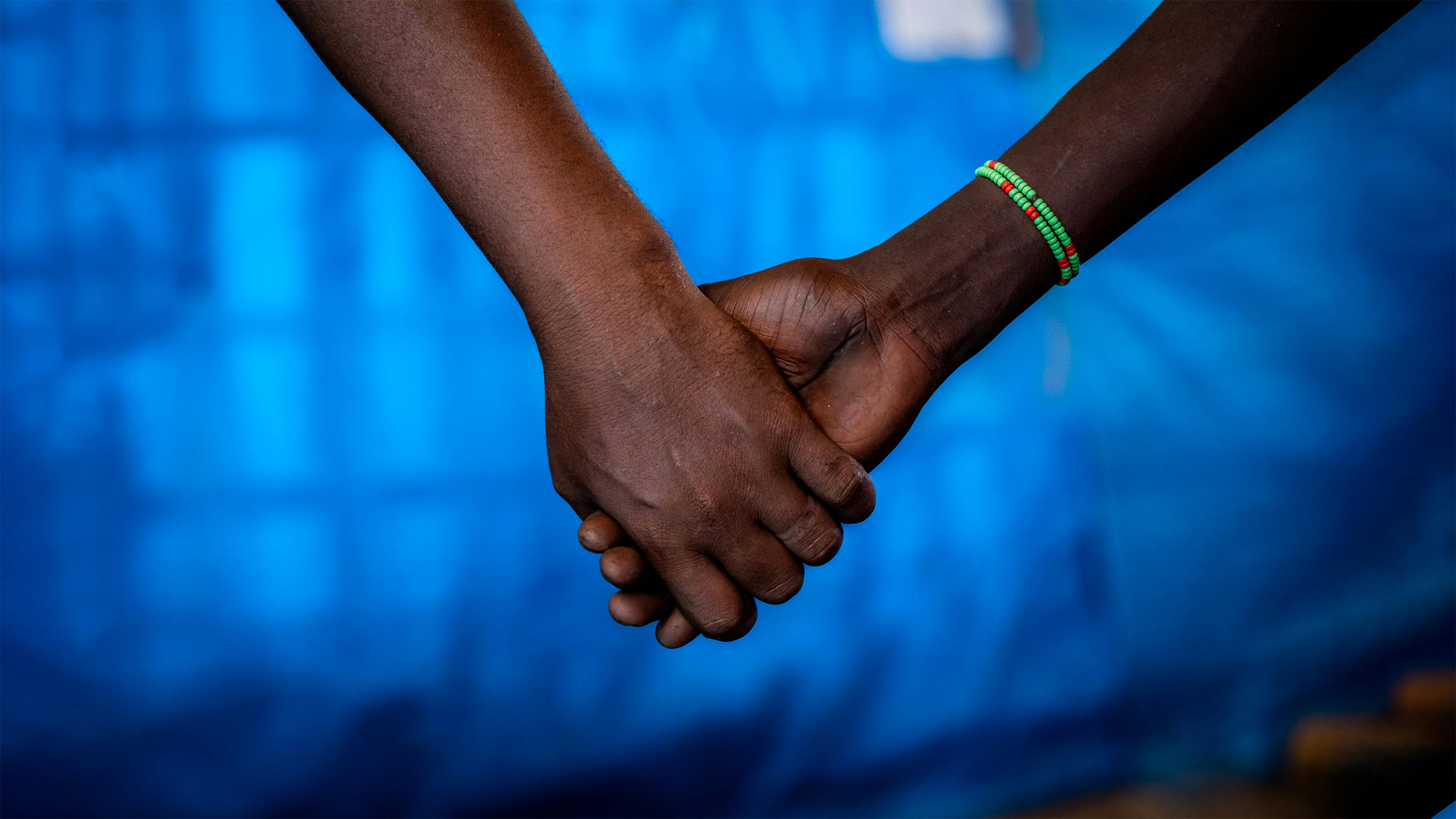 L'infanzia distrutta della tredicenne Enat, costretta a lasciare la scuola e a sposare uno sconosciuto per aiutare la sua famiglia a far fronte alle difficoltà dovute alla siccità in Etiopia
