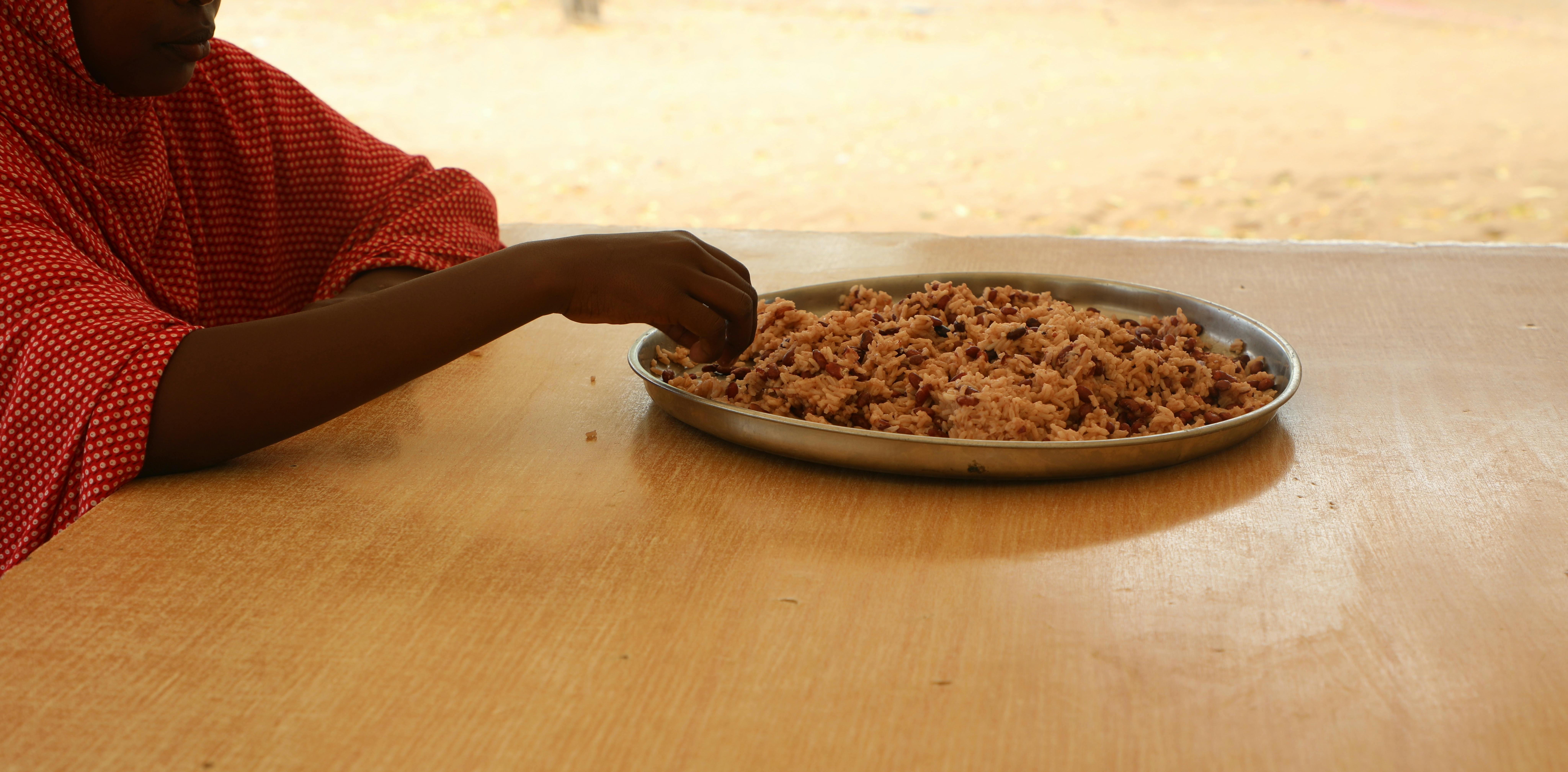 Amira, 12 anni, si gode il pasto nel Garissa rescue centre .Amira è stata salvata 2 mesi fa dal fratellastro da un tentativo di matrimonio infantile con un uomo di 70 anni. Il matrimonio fu organizzato dallo zio in cambio di una piccola dote di mucche.