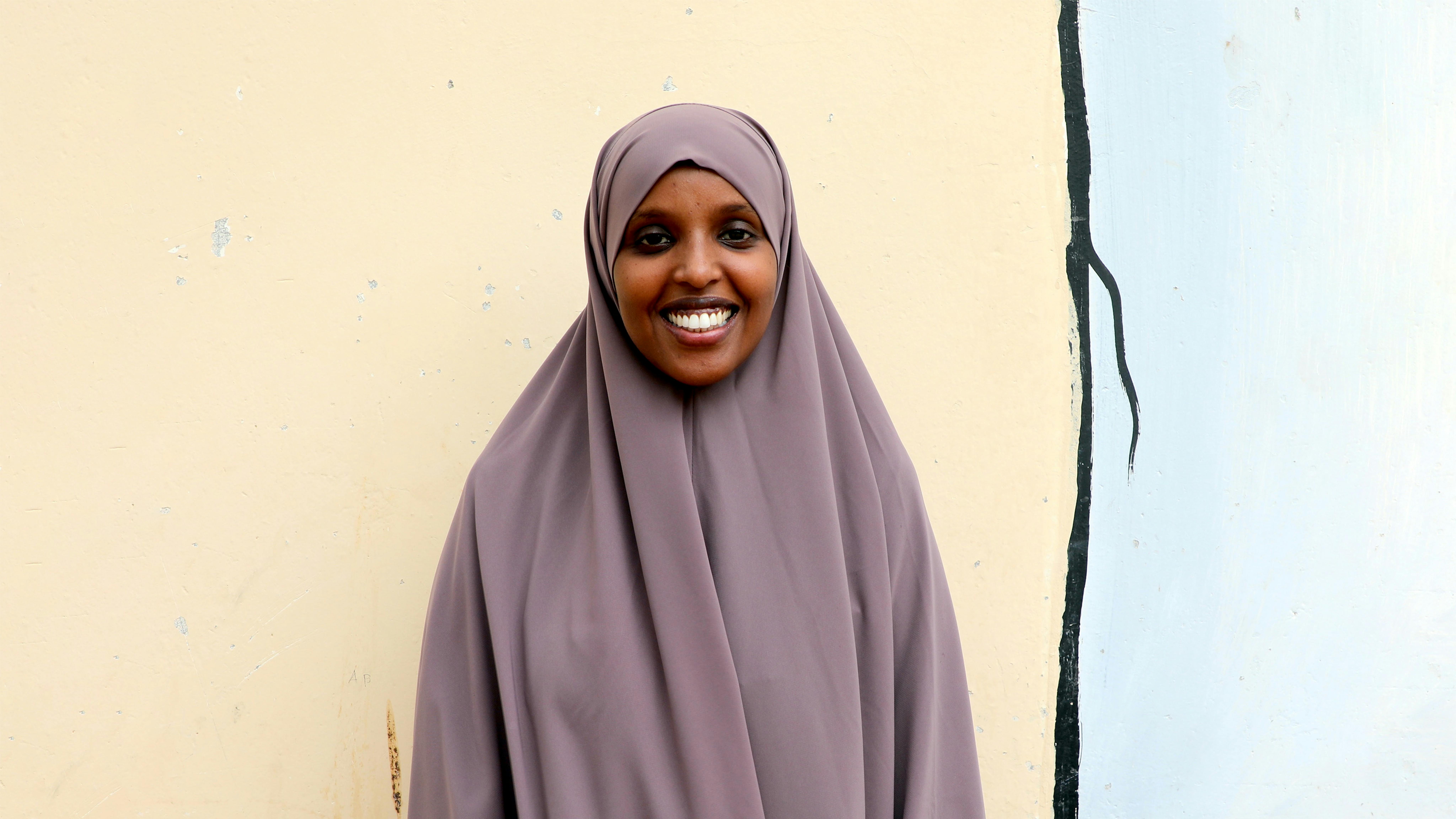 Jamila Rashid lavora per il governo keniota nella contea di Garissa. È responsabile di molti casi che le vengono segnalati dalla polizia o da agenzie specializzate nella protezione dell'infanzia come l'UNICEF.
