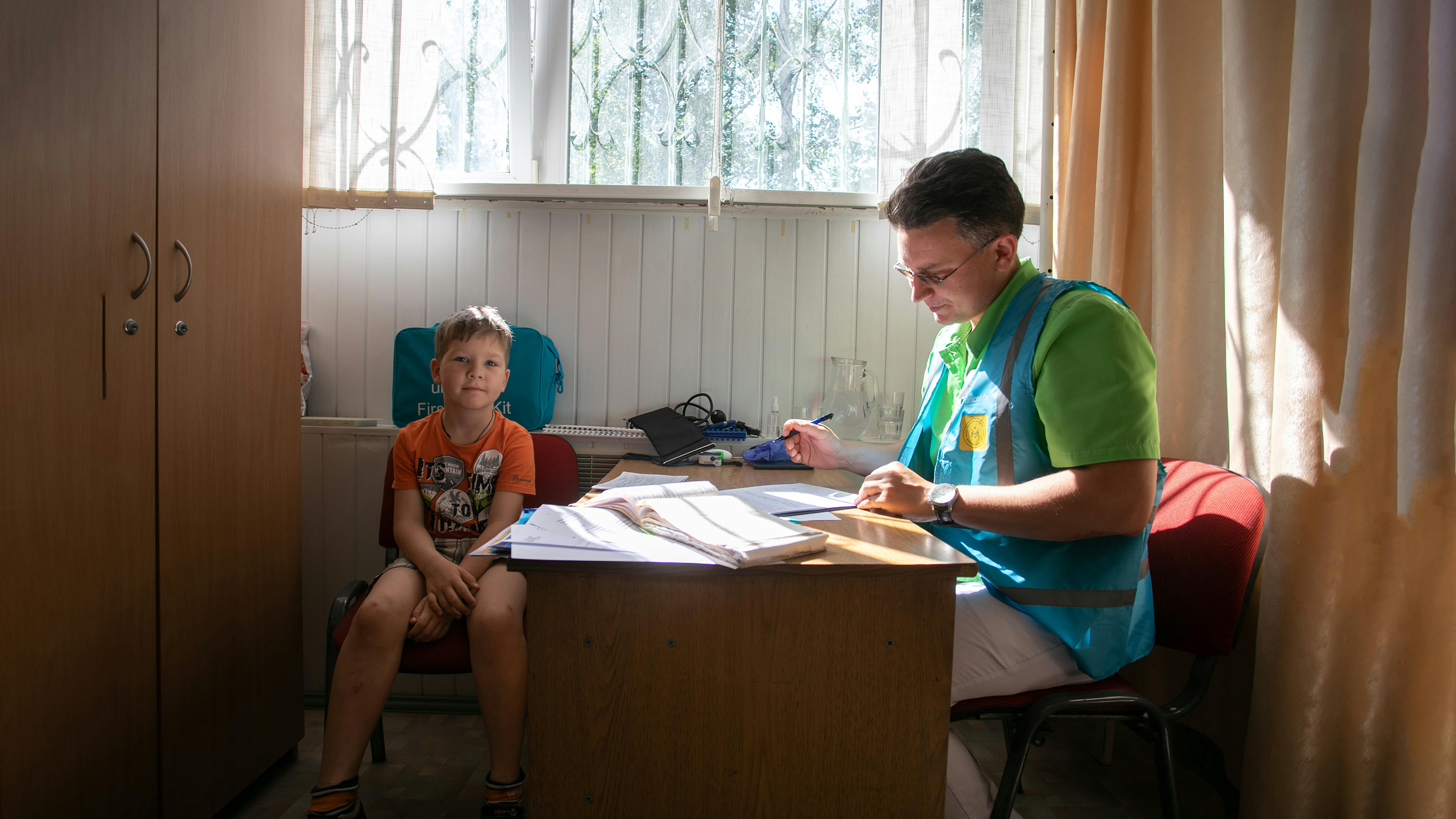 Ucraina - Un bambino ha appuntamento con il medico dell'équipe mobile multidisciplinare