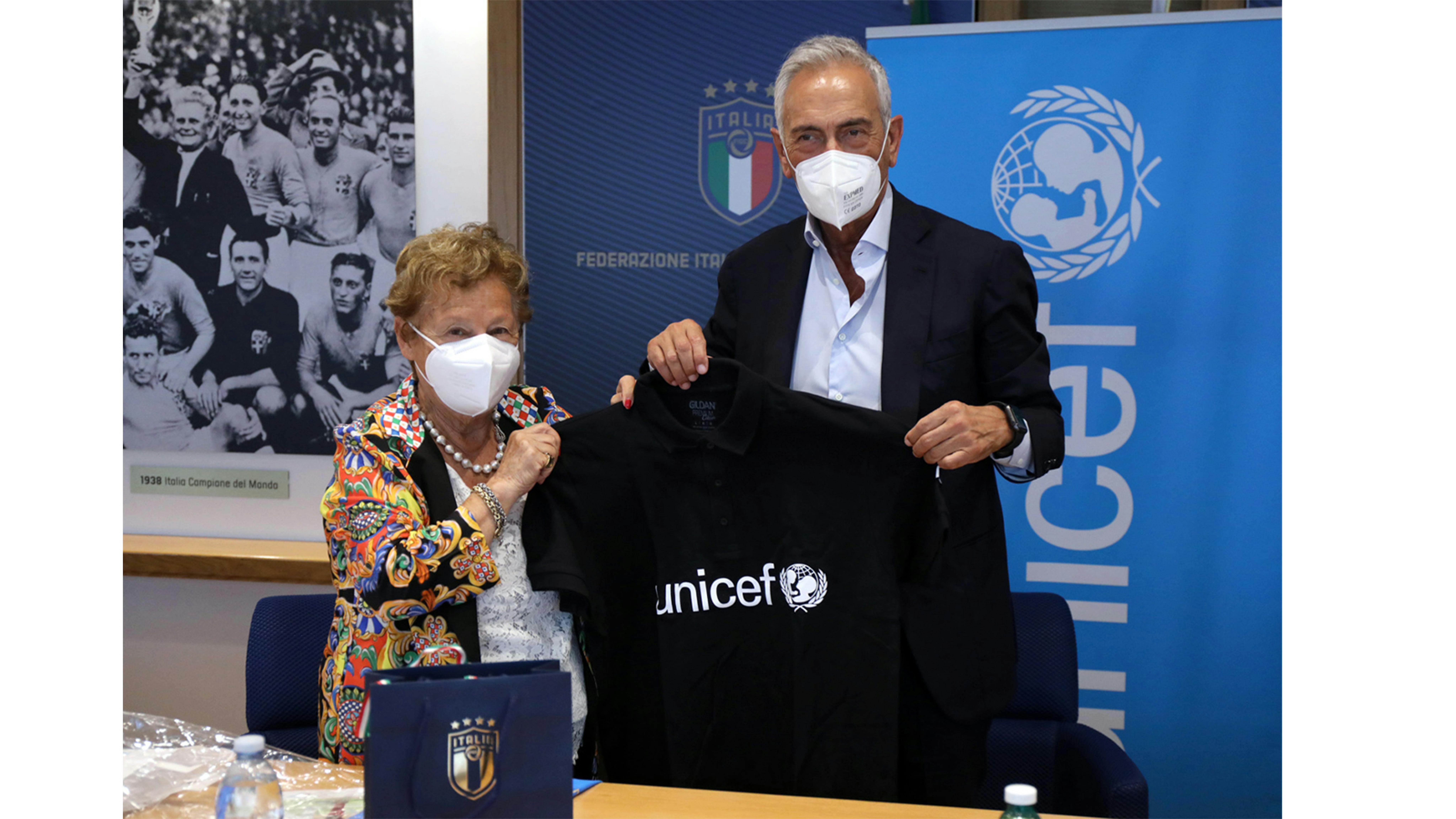 Carmela Pace, Presidente UNICEF Italia  consegna la maglietta con il logo UNICEF a  Gabriele Gravina, Presidente della FIGC