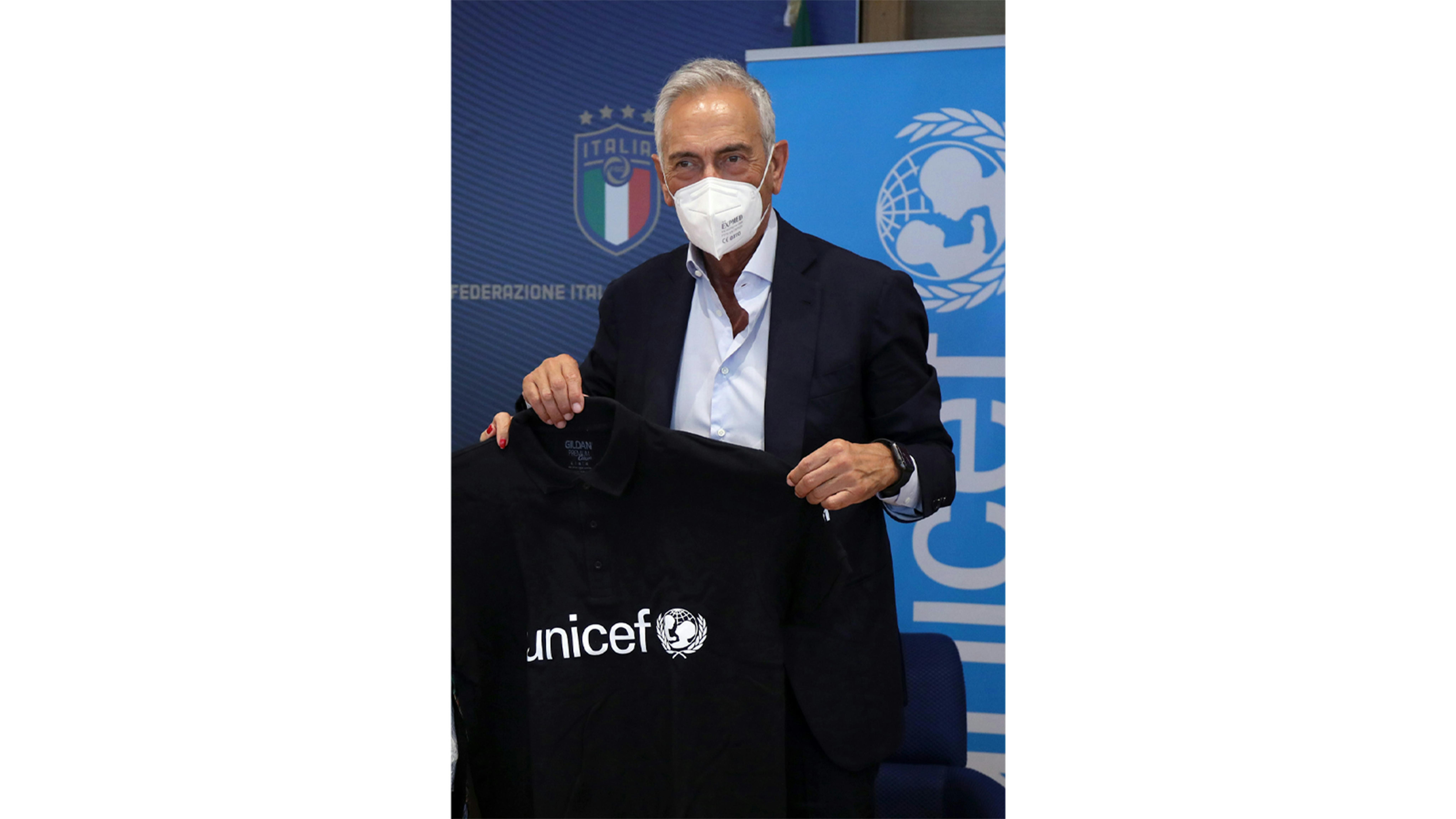 Gabriele Gravina, Presidente della FIGC, con la maglietta dell'UNICEF