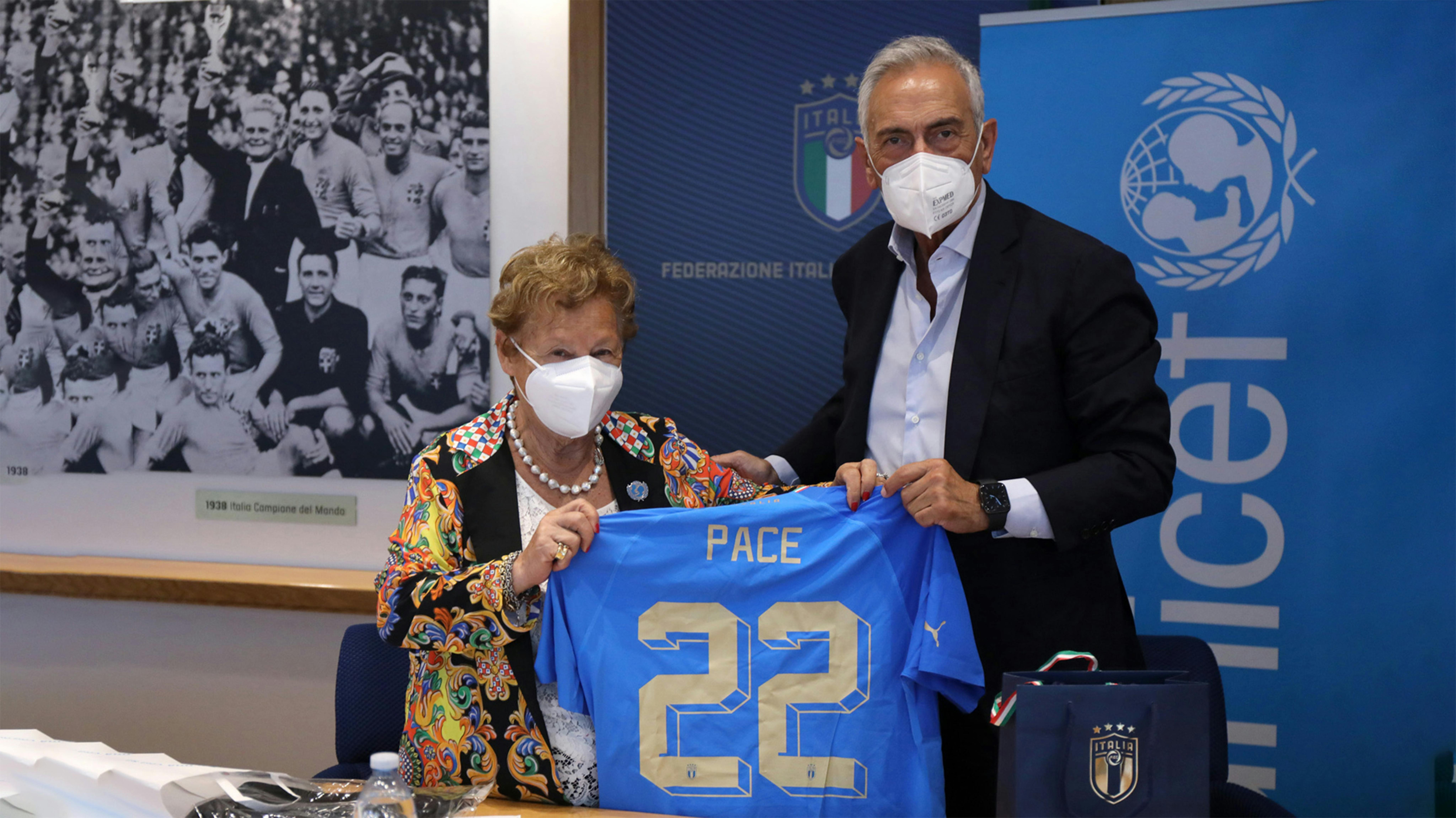 La Presidente dell'UNICEF Italia, Carmela Pace, riceve la maglia della Nazionale Calcio da Gabriele Gravina, Preseidente della FIGC