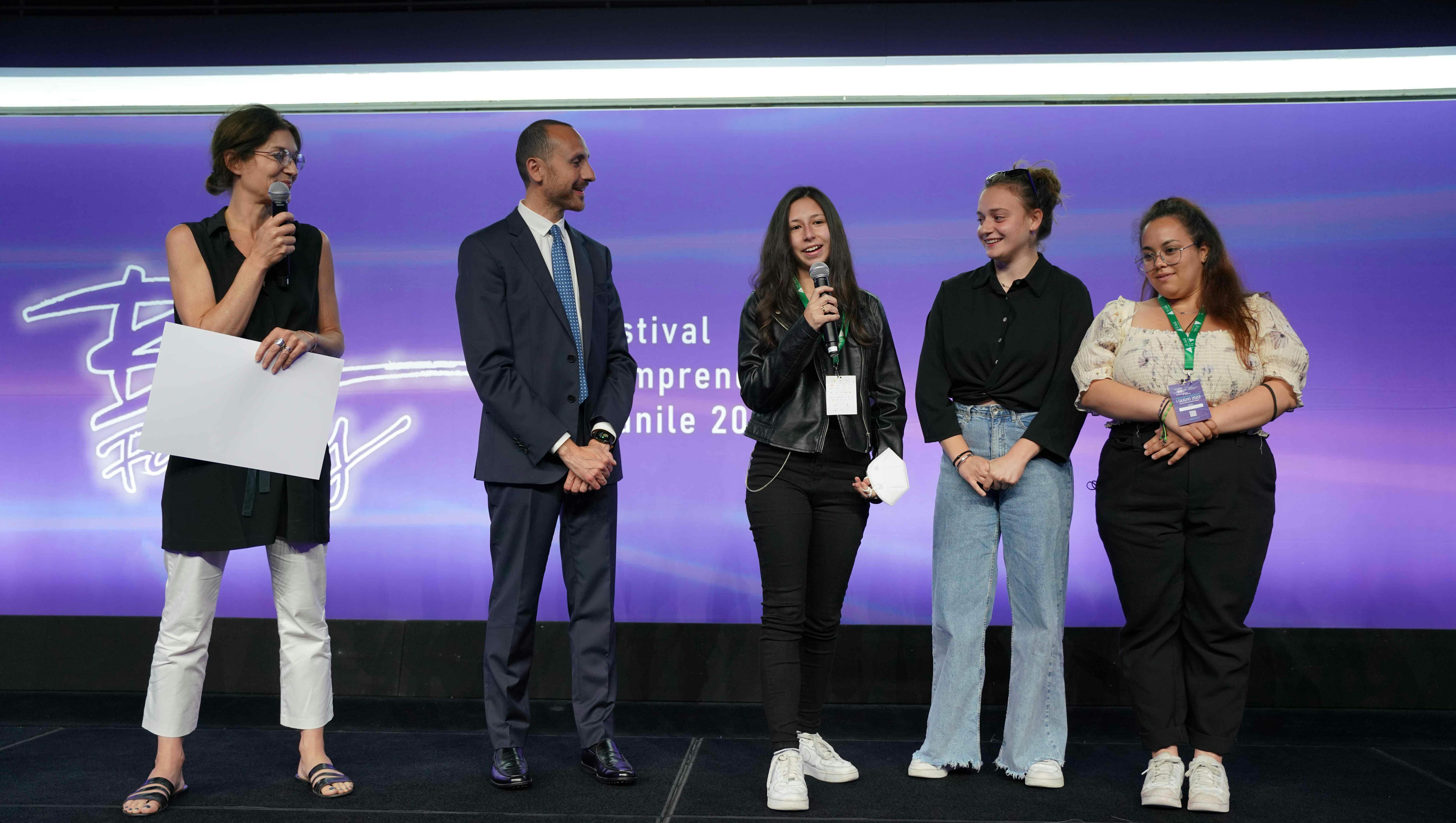 JA Italia: il team di Tiramisu durante la premiazione al Biz Festival