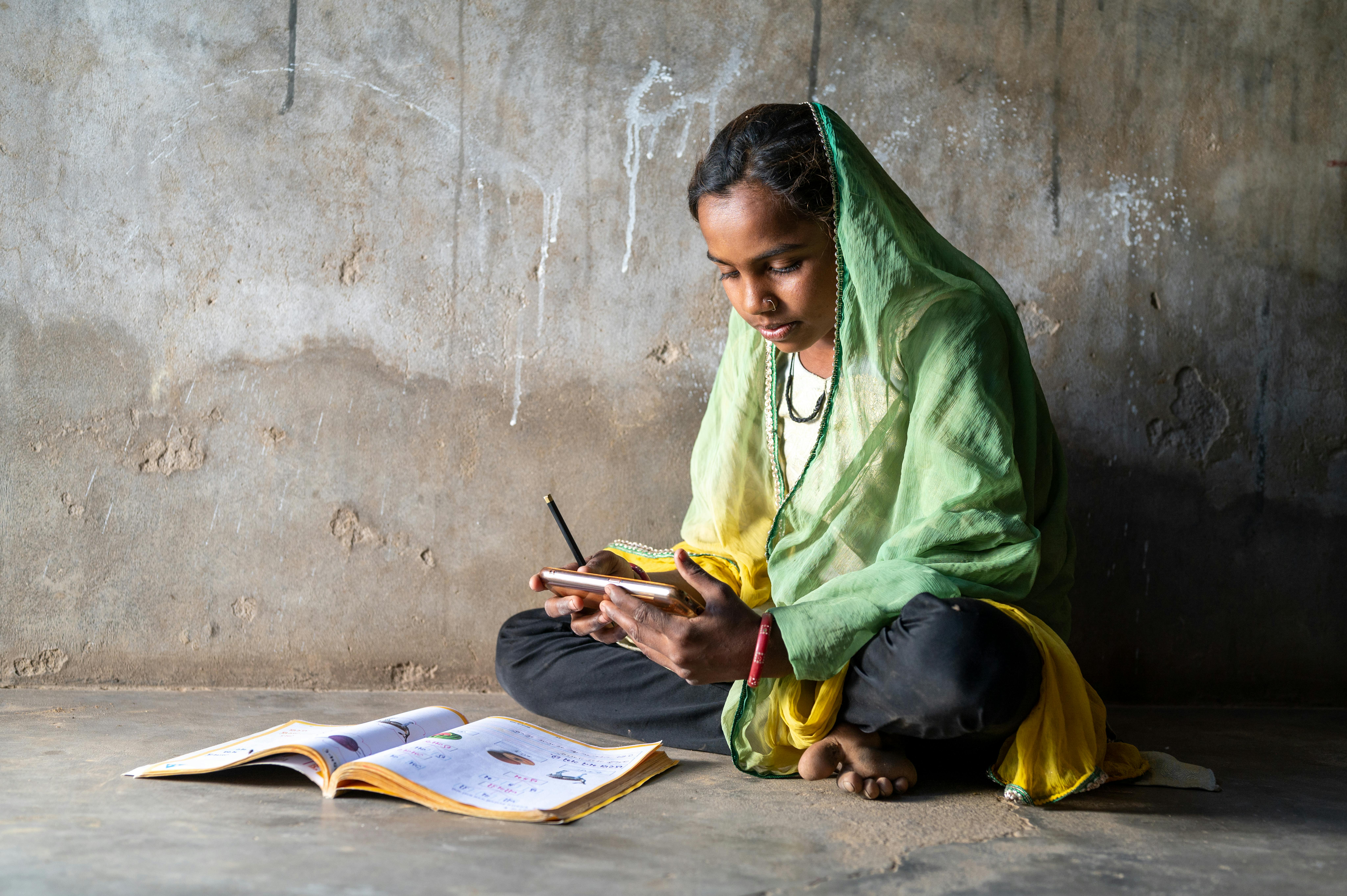 Anish, 11 anni, segue le lezioni da casa nel villaggio di Dharewada, in India, poiché le scuole sono chiuse per l'emergenza COVID-19