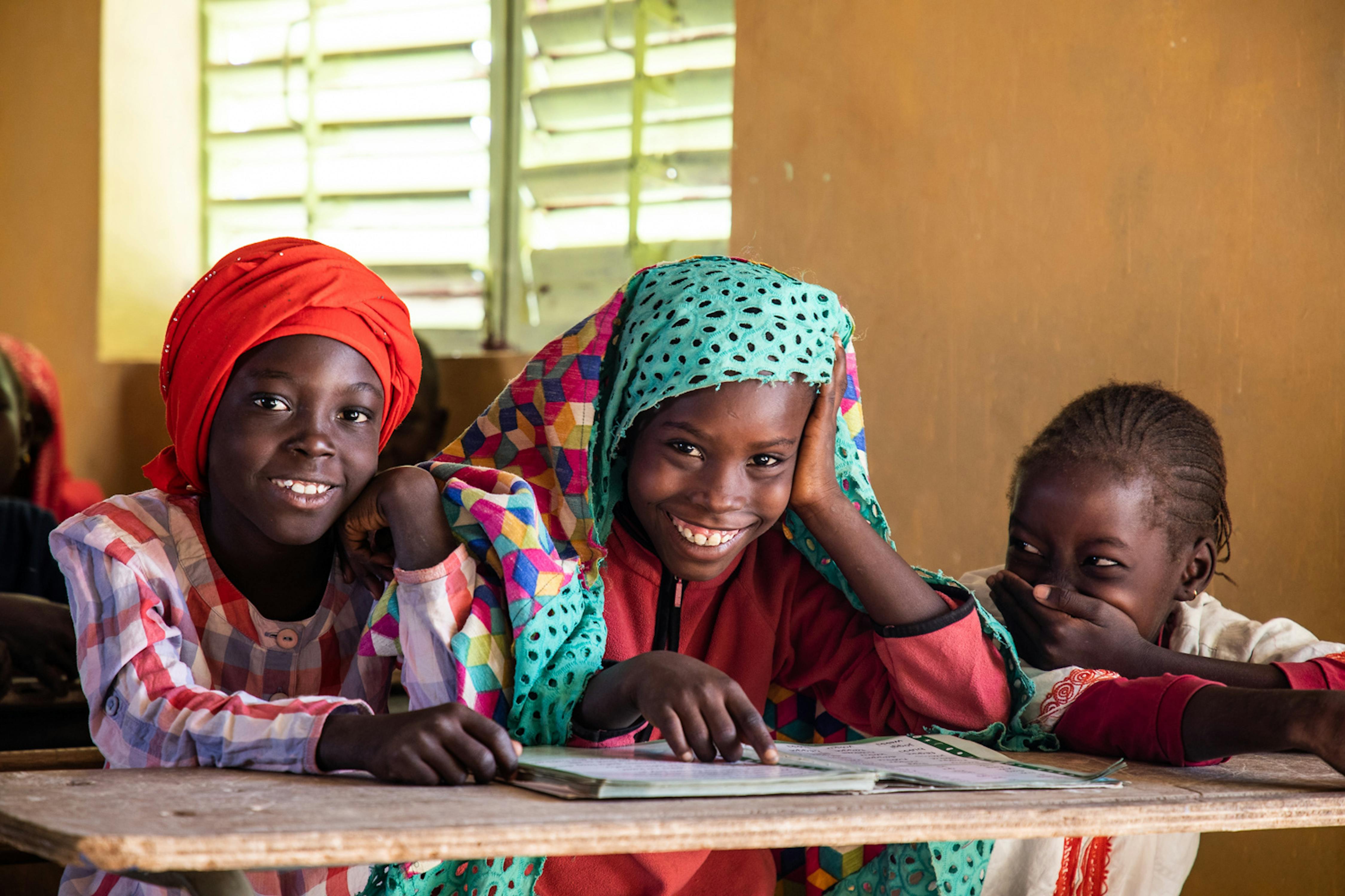 Senegal: alcune bambine seguono le lezioni nella scuola Franco-Araba nel centro di Diamaguene