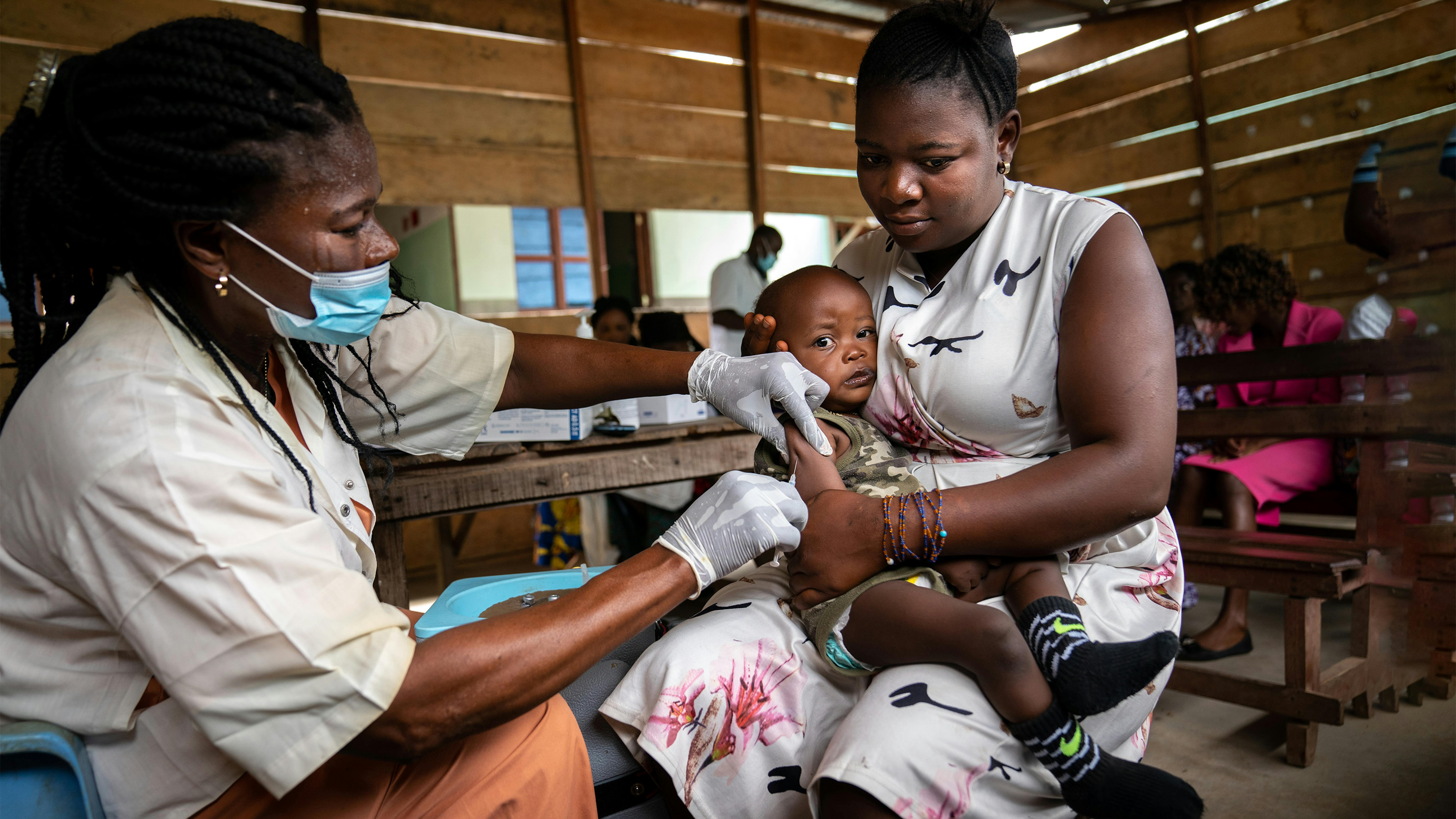 Congo - un bambino riceve i vaccini di routine contro il morbillo e la febbre gialla.