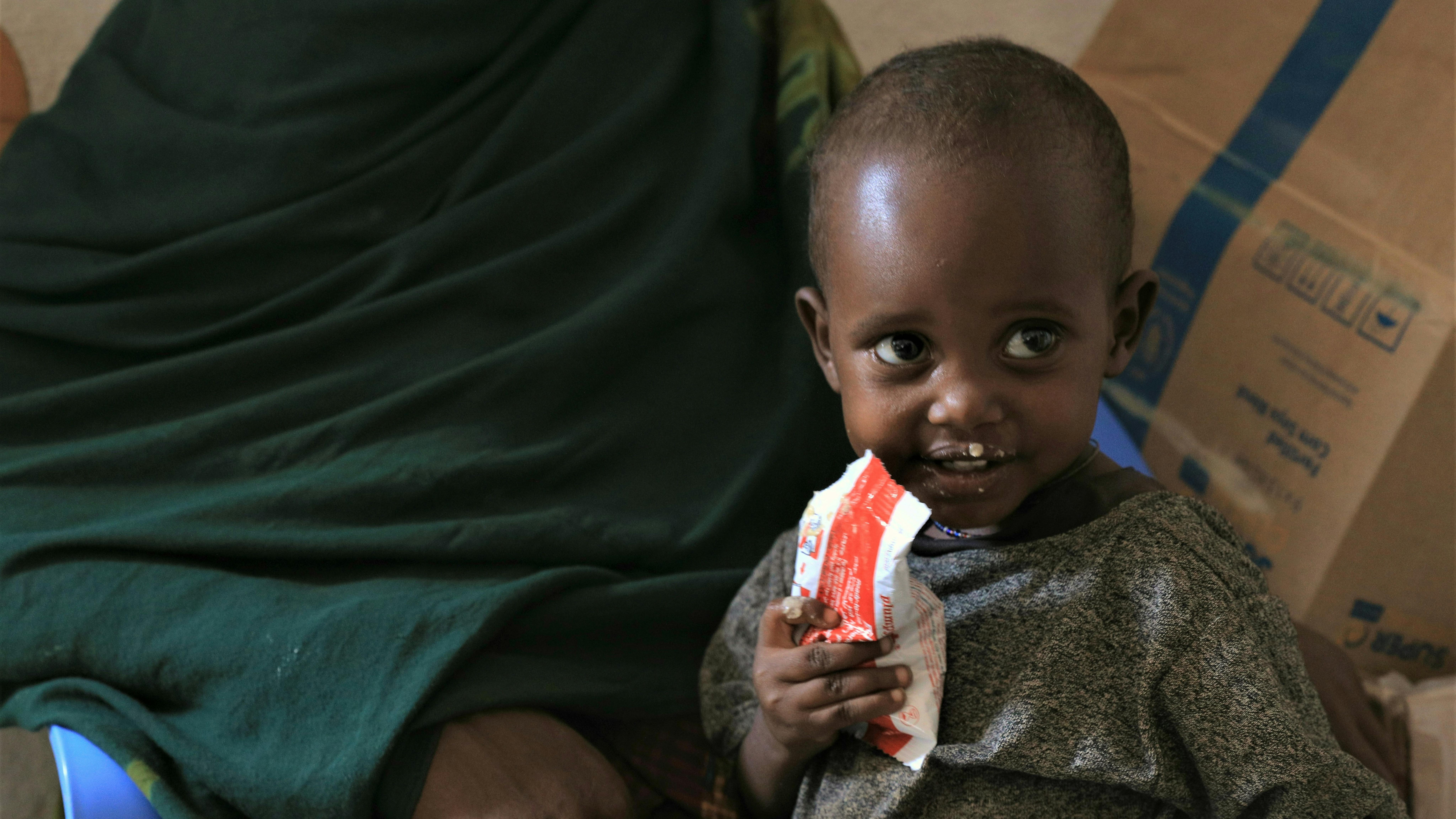 Etiopia, Un bambino è nutrito con un alimento terapeutico (RUTF) presso il centro sanitario di Barilays nella regione somala,