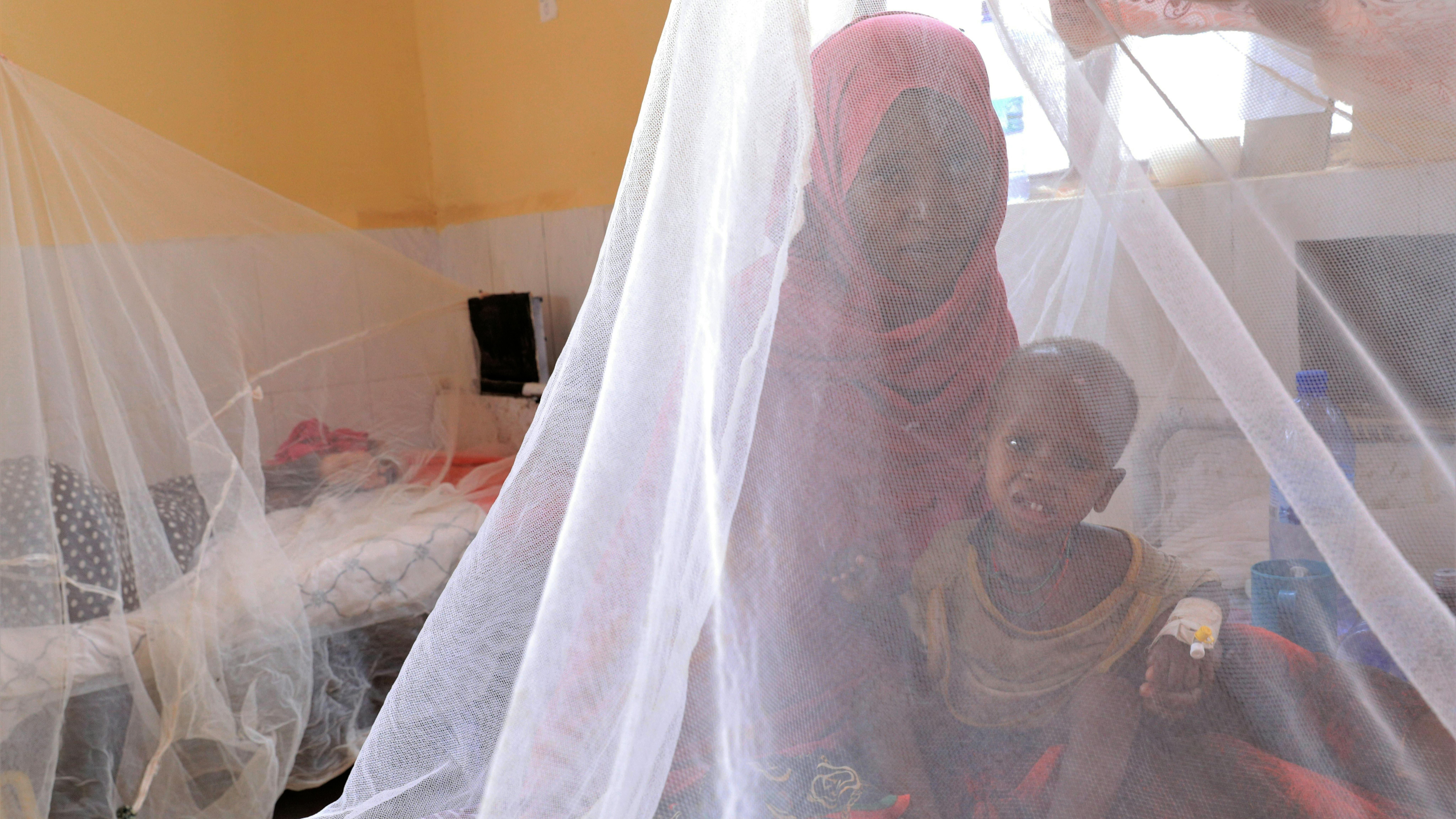 Etiopia, Un bambino si sta riprendendo da una grave malnutrizione acuta in un centro di stabilizzazione nel Gode Hospital