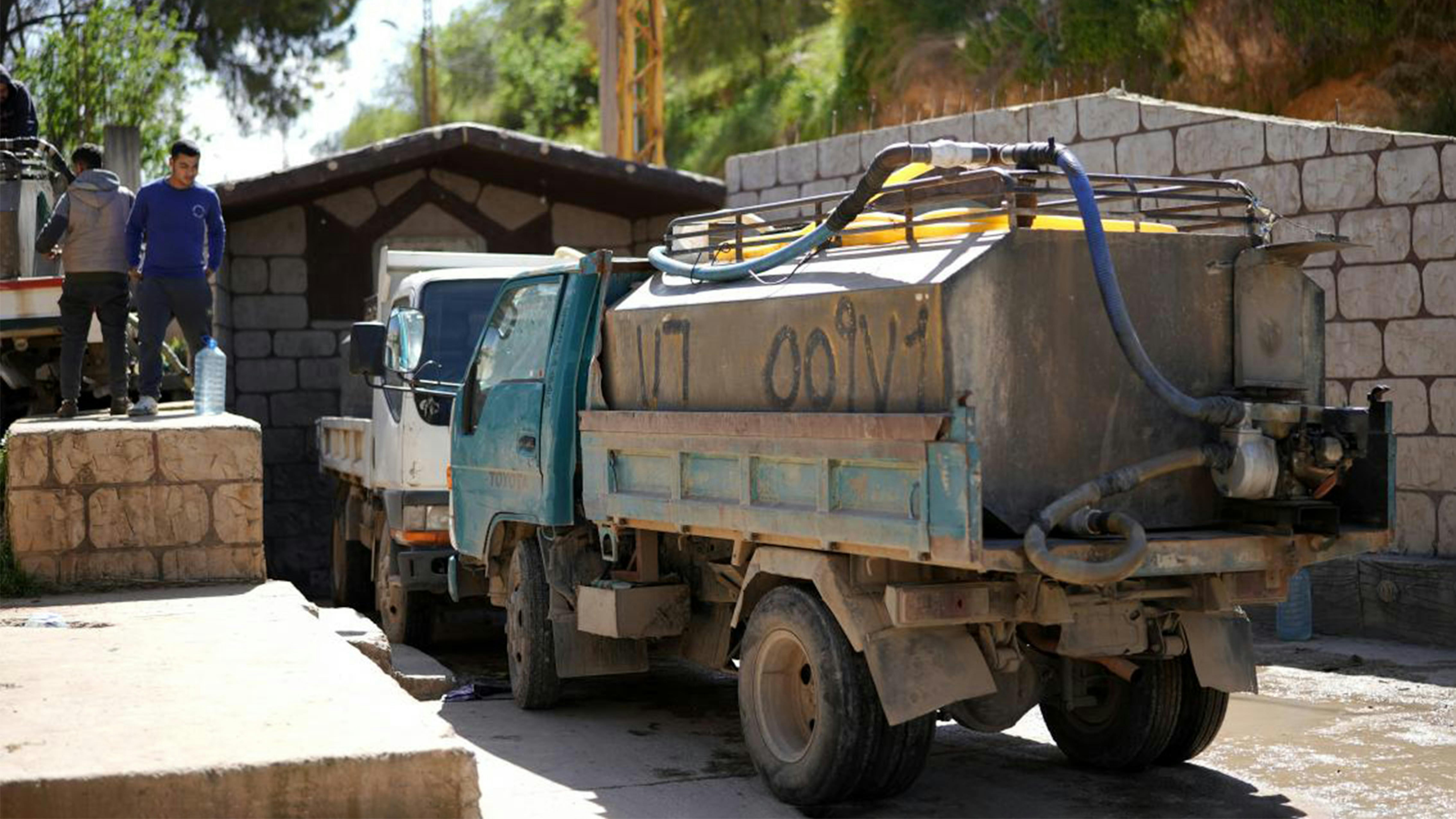 Libano, un' autocisterna nel villaggio di  Wadi El Jamous