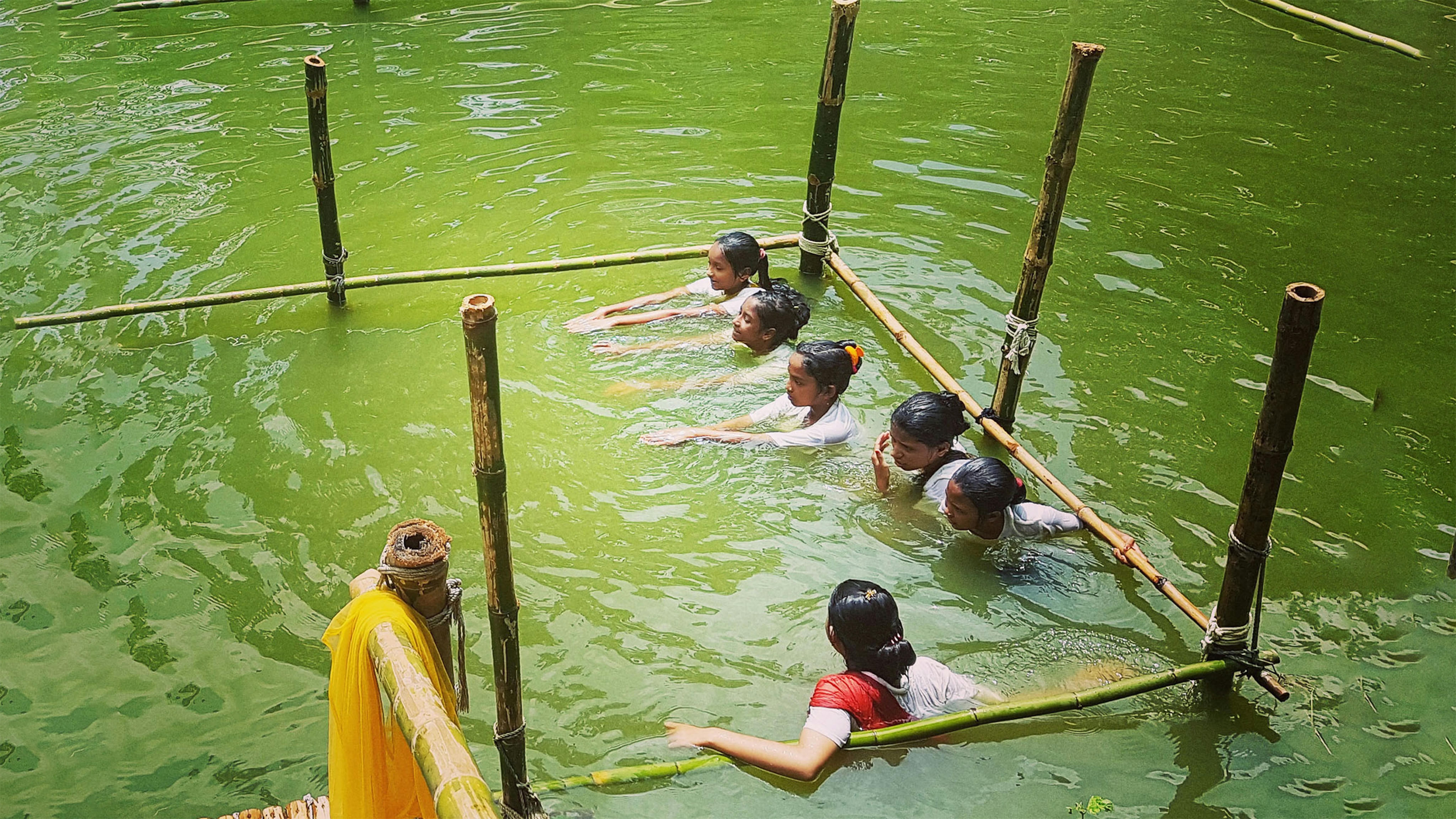 Bangladesh, un gruppo di bambine stanno imparando a come evitare l'annegamento, che è una delle cause principale di morte tra i bambini