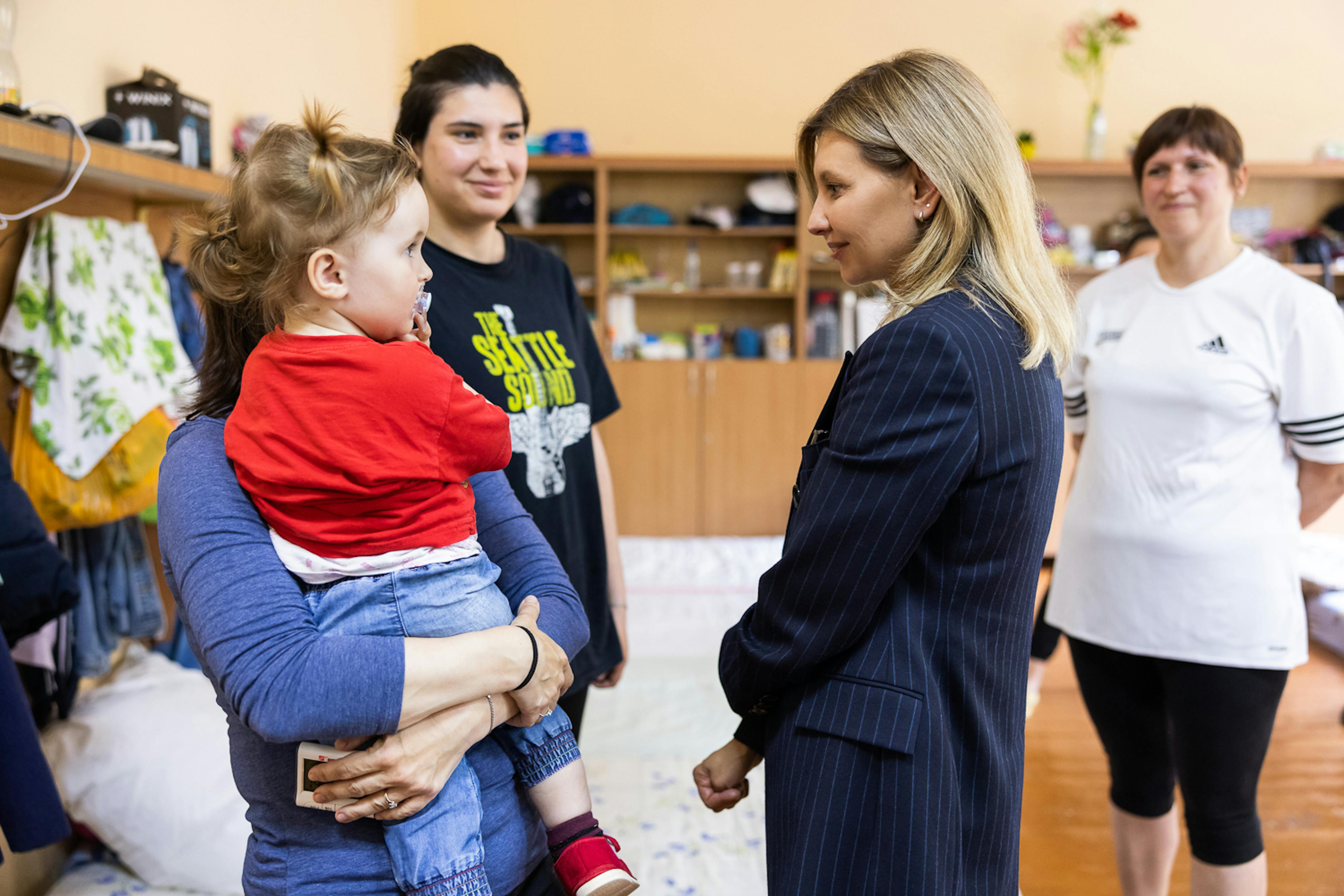La First Lady Ucraina Olena Zelenska in visita alla città di Uzhhorod, dove si trovano circa 60 mila rifugiati. Nella foto sta parlando con una mamma che tiene la sua bambina in braccio