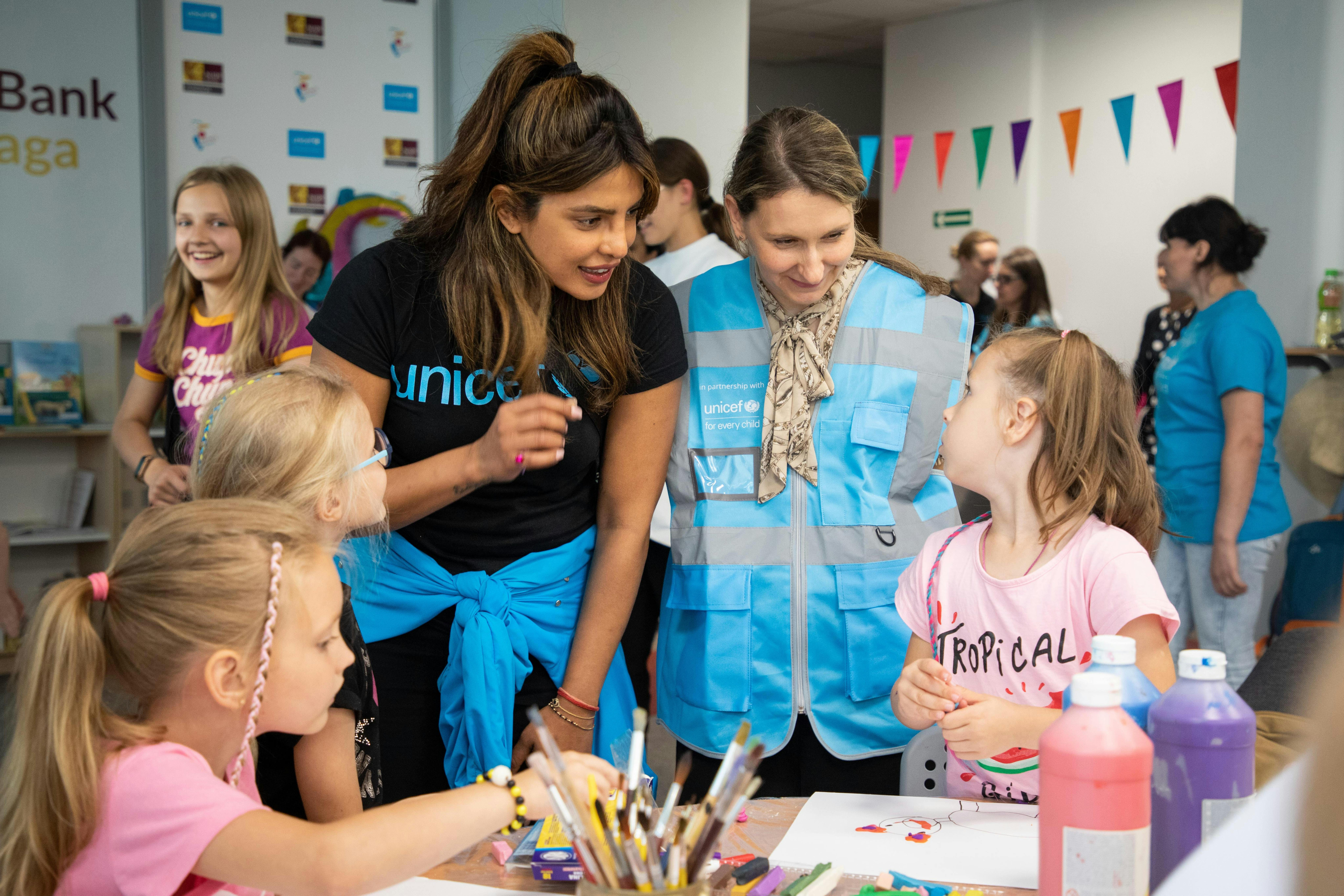 Il 1° agosto 2022, l'ambasciatrice di buona volontà dell'UNICEF Priyanka Chopra Jonas ha interagito con i bambini durante la visita all'Education and Development Hub a Varsavia, in Polonia.