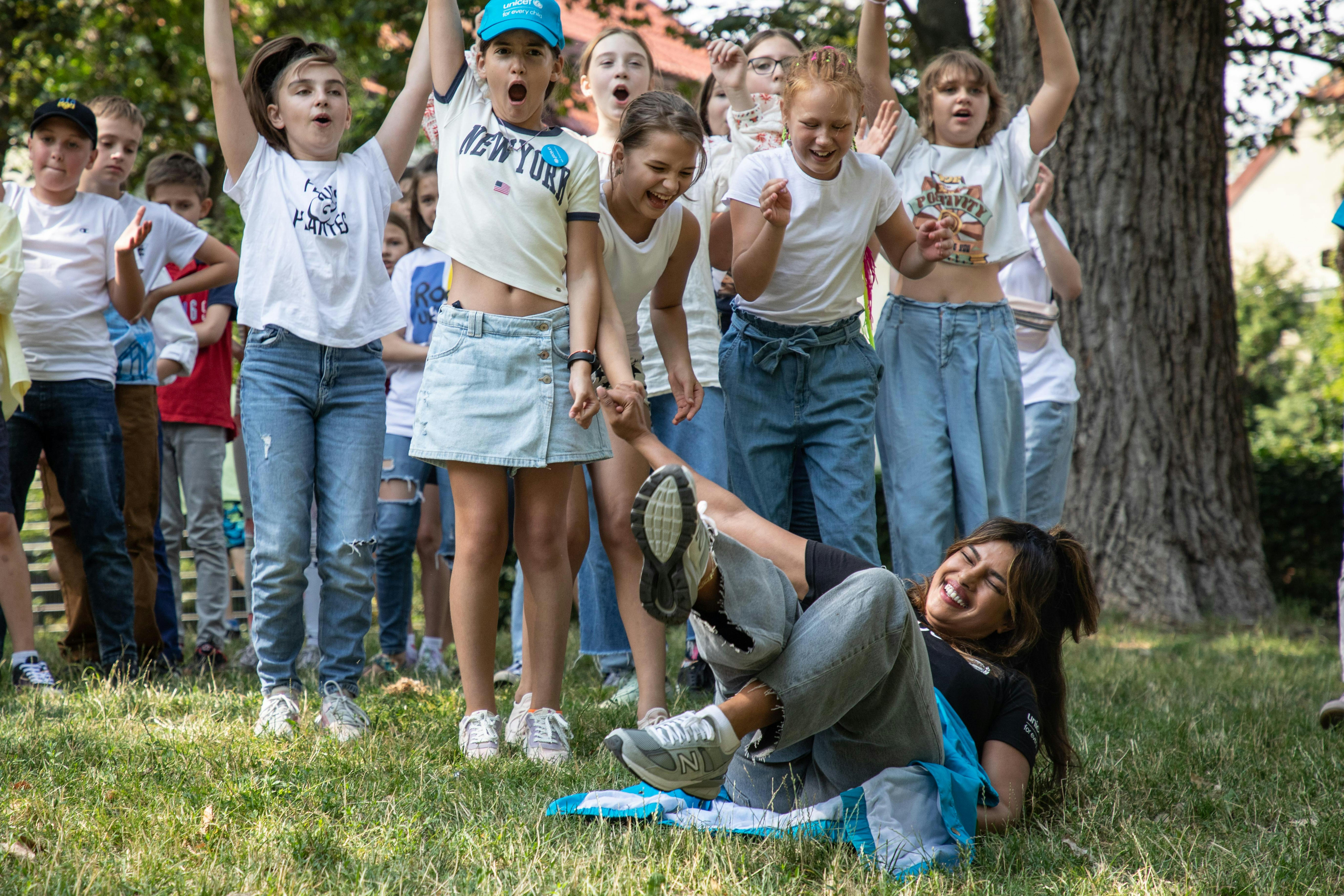 L'ambasciatrice di buona volontà dell'UNICEF Priyanka Chopra Jonas visita un campo estivo a Varsavia, in Polonia. Il campo supportato dalla municipalità polacca aveva lo scopo di aiutare i bambini ucraini rifugiati ad integrarsi