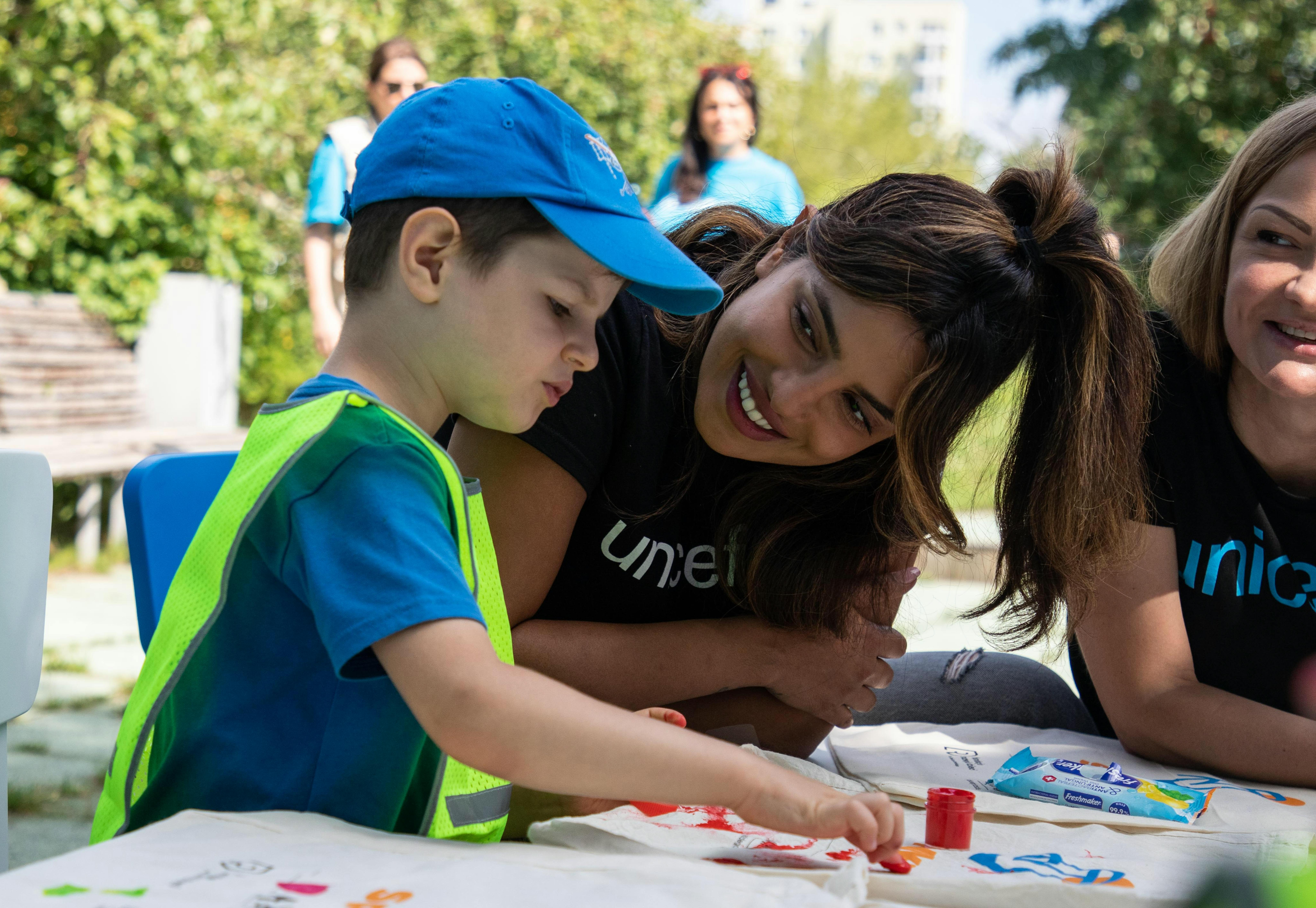La GWA Priyanka Chopra Jonas in visita al Centro Spynka per lo sviluppo della prima infanzia a Varsavia, Polonia.