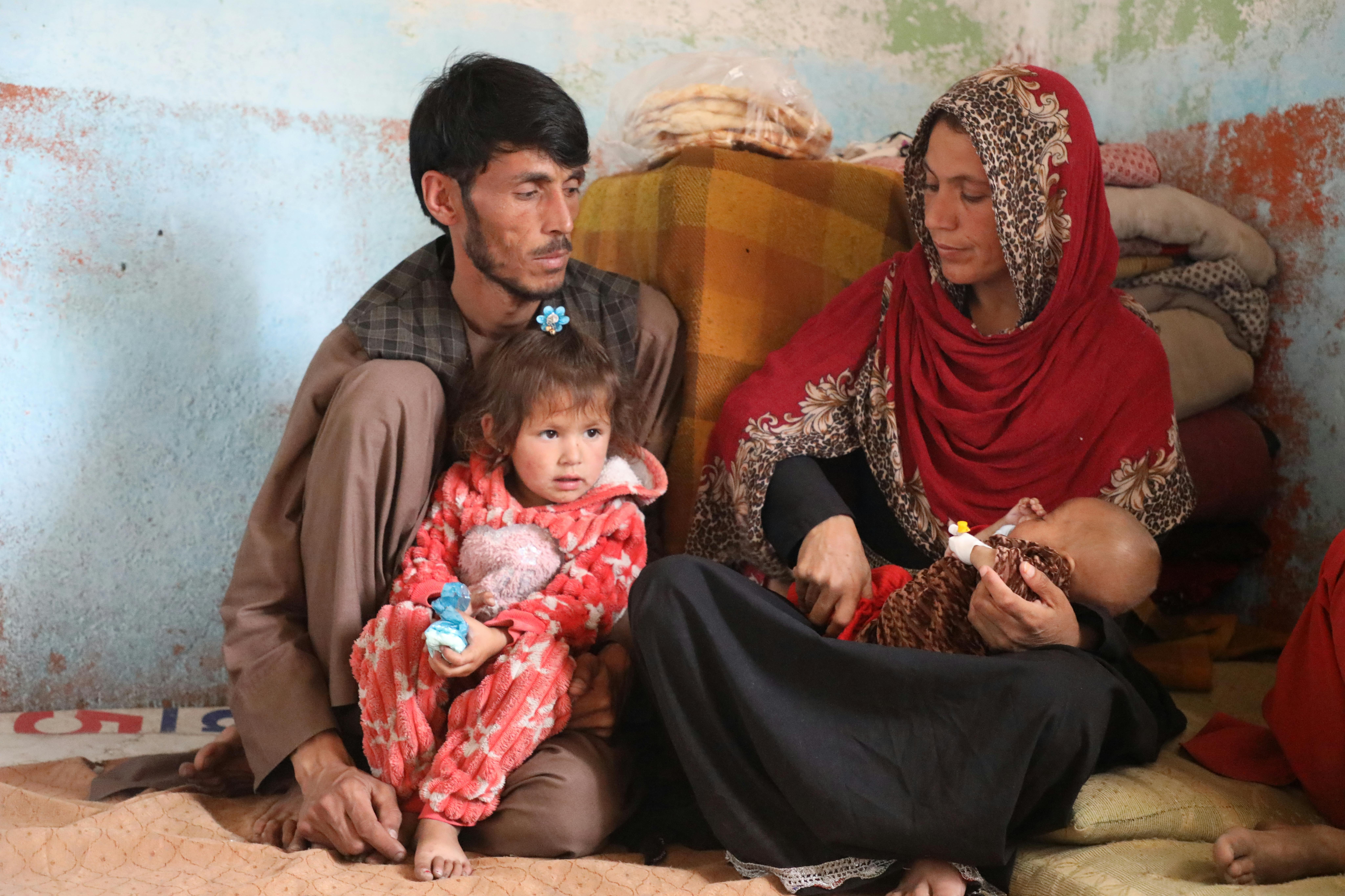 Mohammad Wazir, 35 anni, e sua moglie Humaira, 27 anni, seduti con la loro bambina Arezzo, 7 mesi, e la figlia di 3 anni, Yalda, nella loro casa nel distretto di Shuhada, Kabul, Afghanistan. Mohammad Wazir e Humaira sono originari della provincia di Parwan e si sono trasferiti a Kabul sette anni fa.
