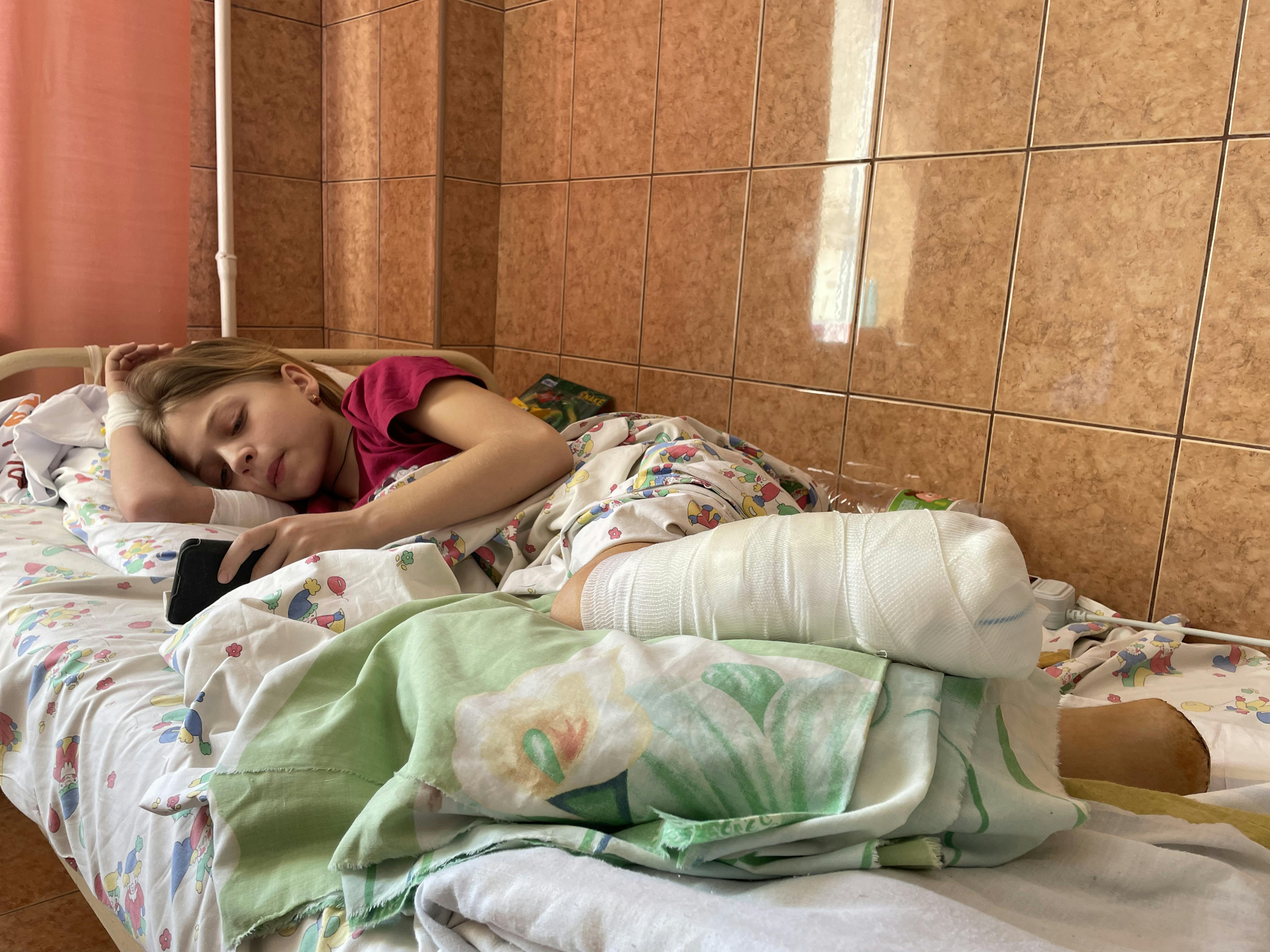 Yana, 11 anni, ricoverata all'ospedale di Leopoli con la madre Natalia e il fratello gemello Yaroslav. Ha perso le gambe nell'attacco missilistico alla stazione ferroviaria di Kramatorsk.