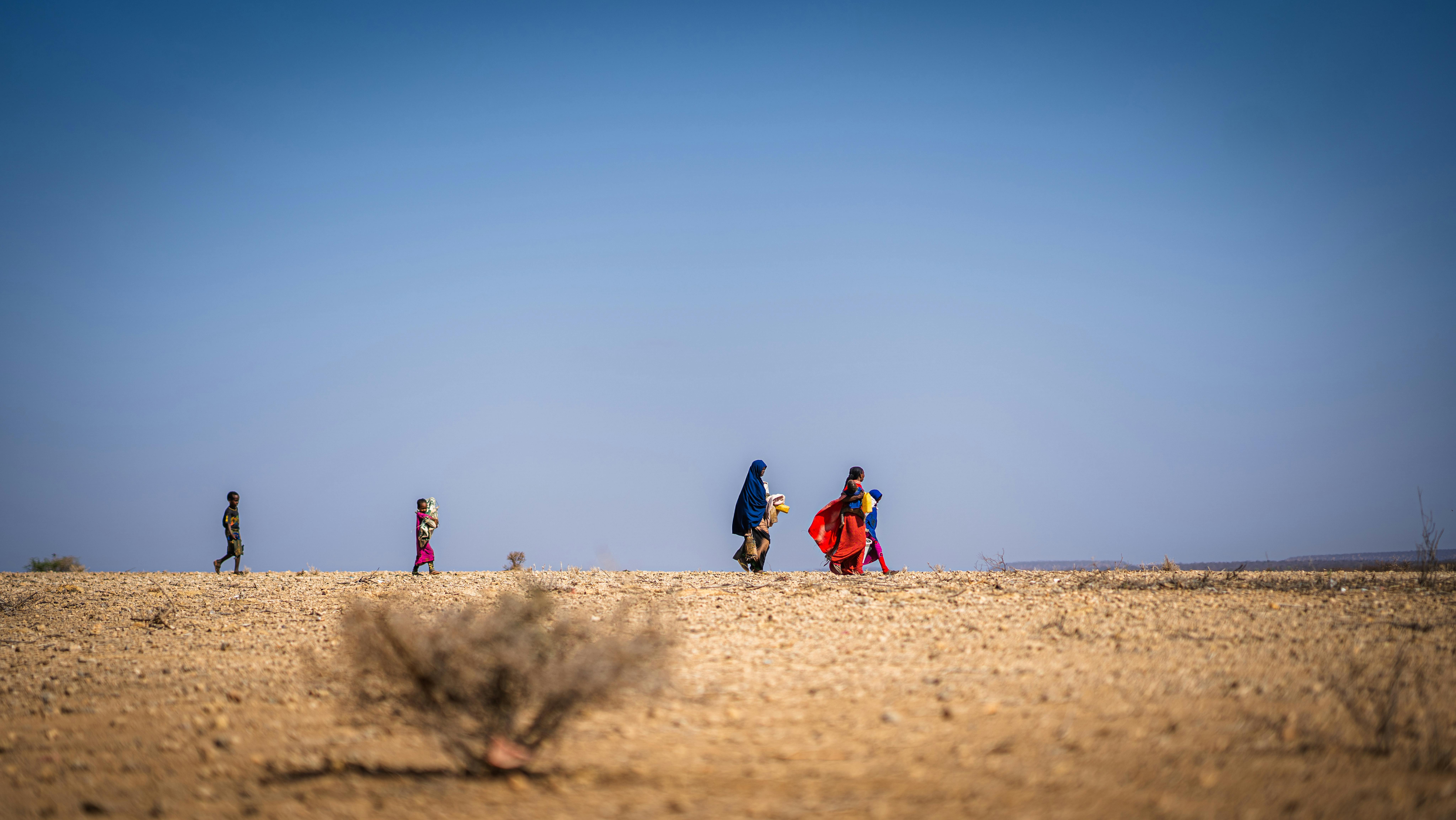 Alcune persone attraversano un teritorio arido in Etiopia.