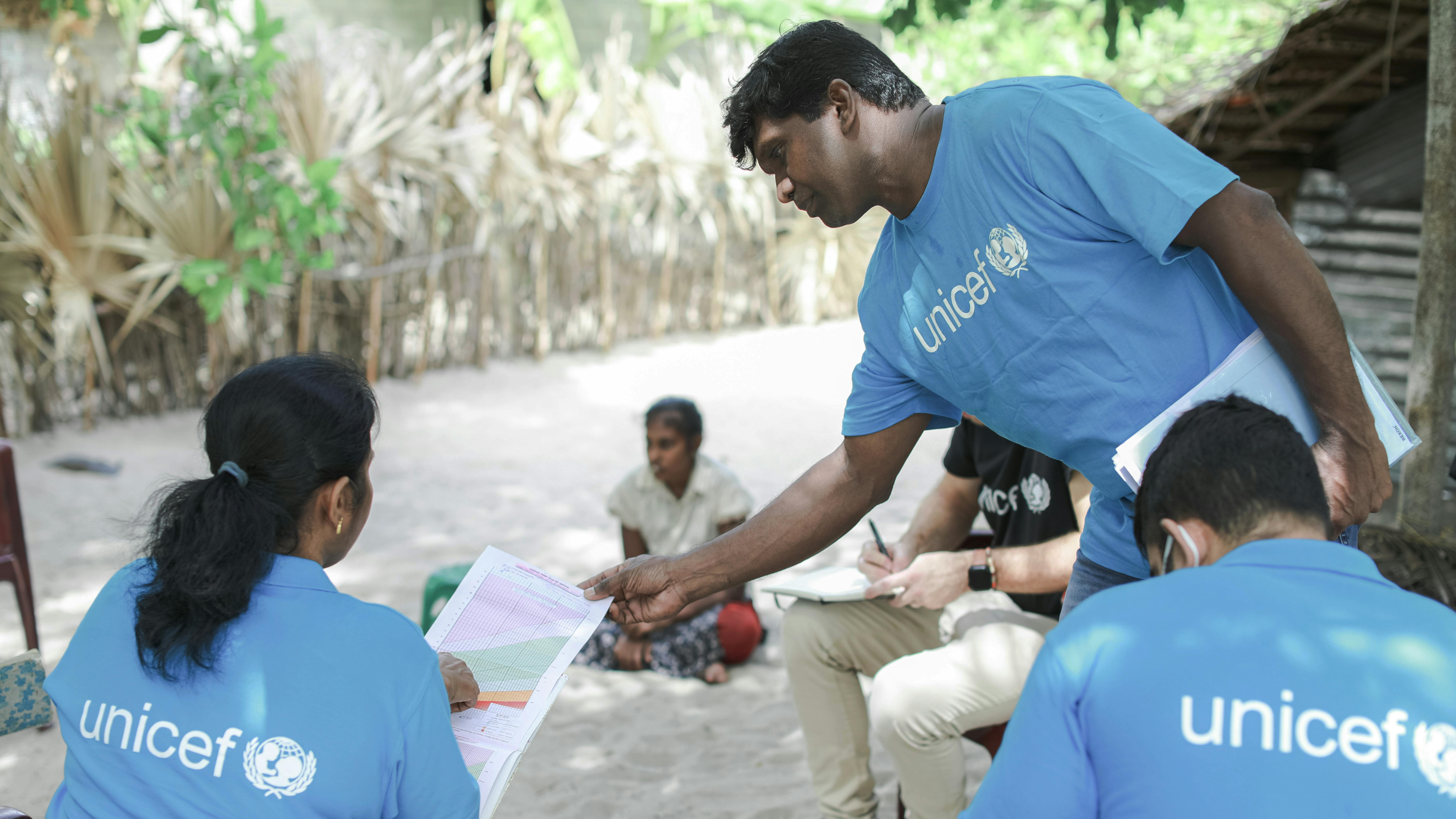 Sri Lanka - Staff UNICEF effettua lo screening per verificare la malnutrizione nei bambini