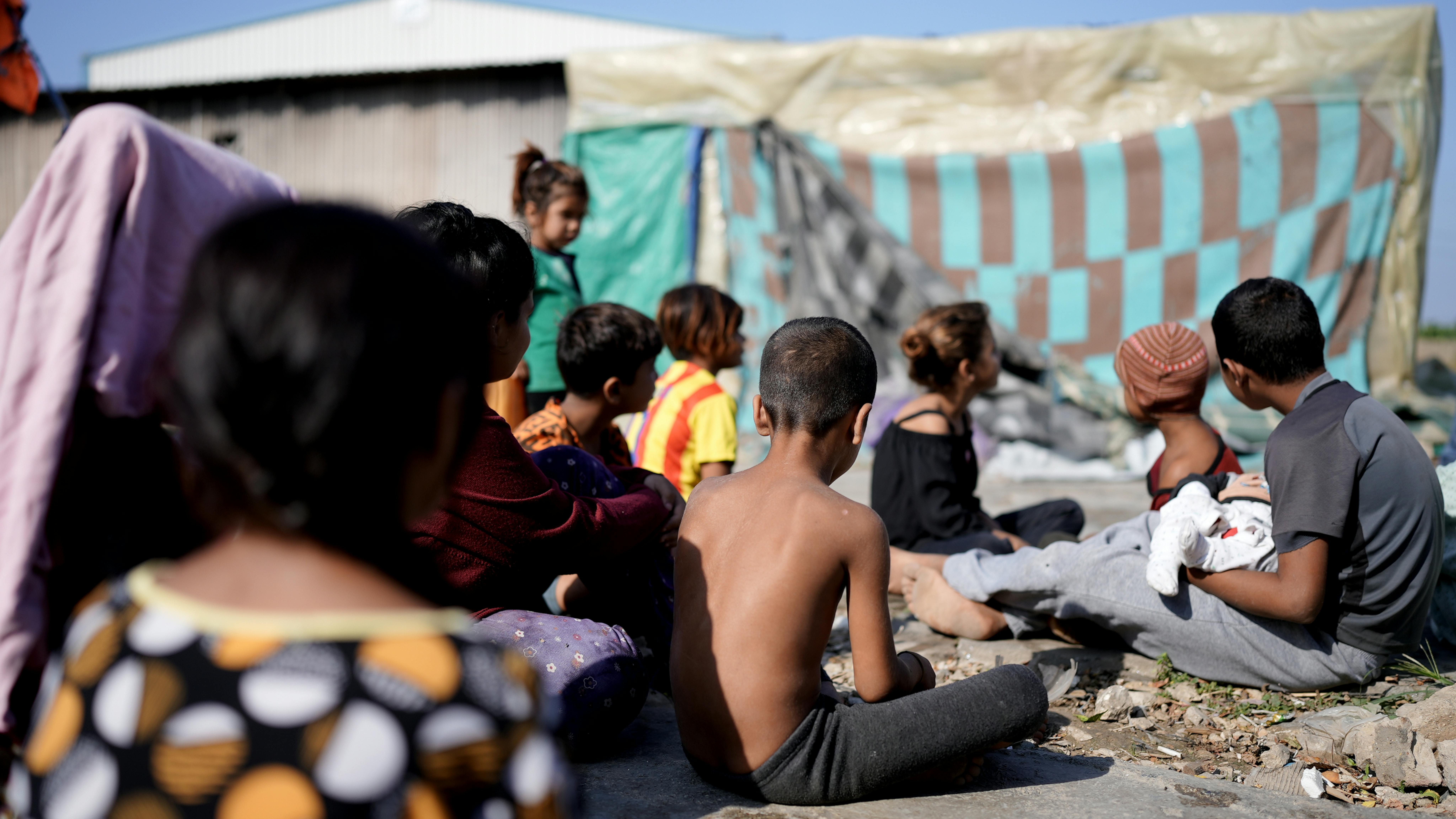 I bambini di Hesbi, nel Libano meridionale, si trovano ad affrontare la mancanza di servizi essenziali, tra cui acqua e istruzione.