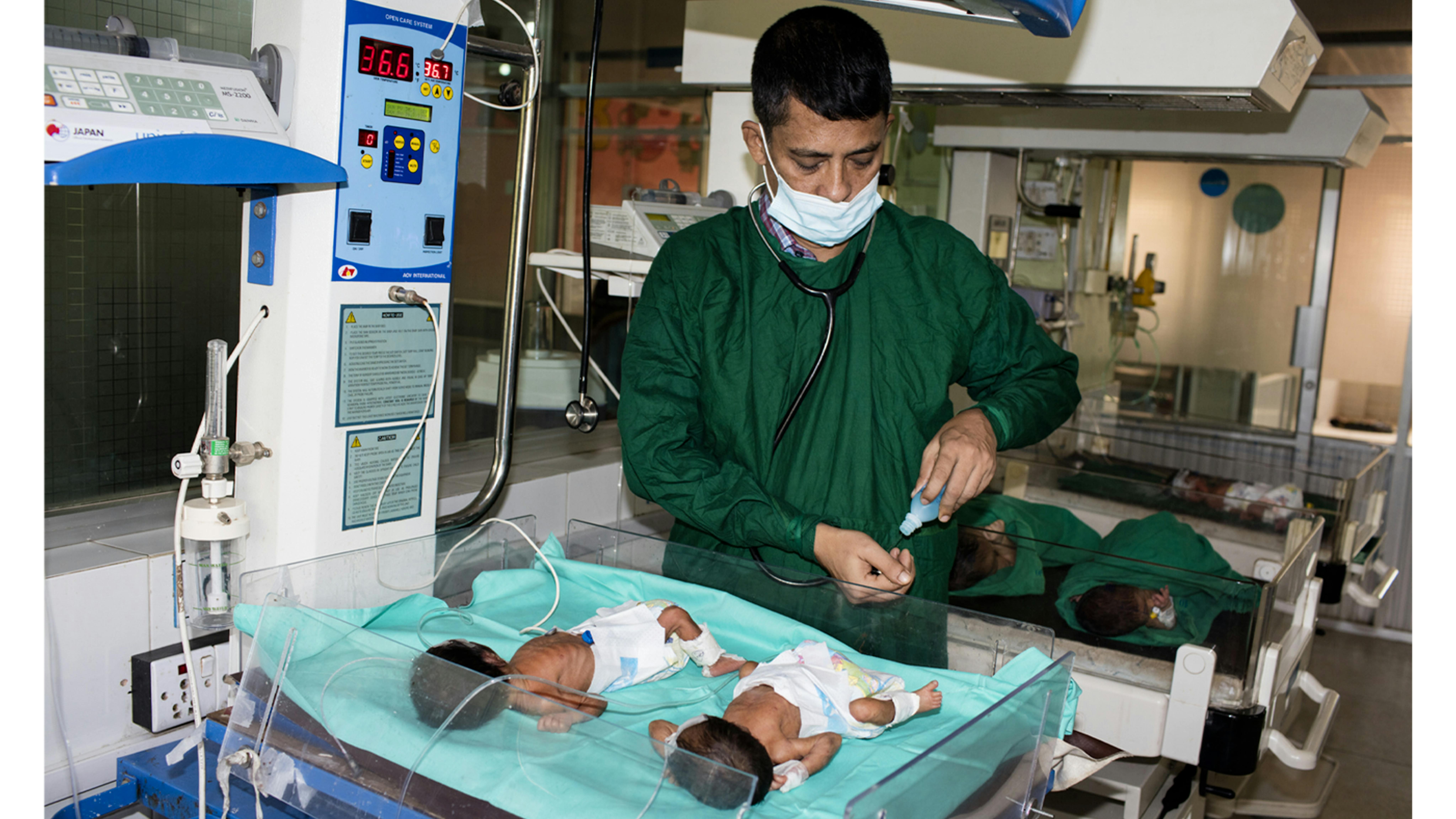 Bangladesh - Un medico si lava le mani con exisolo prima di visitare i neonati  al CoxÕs Bazar Medical Hospital