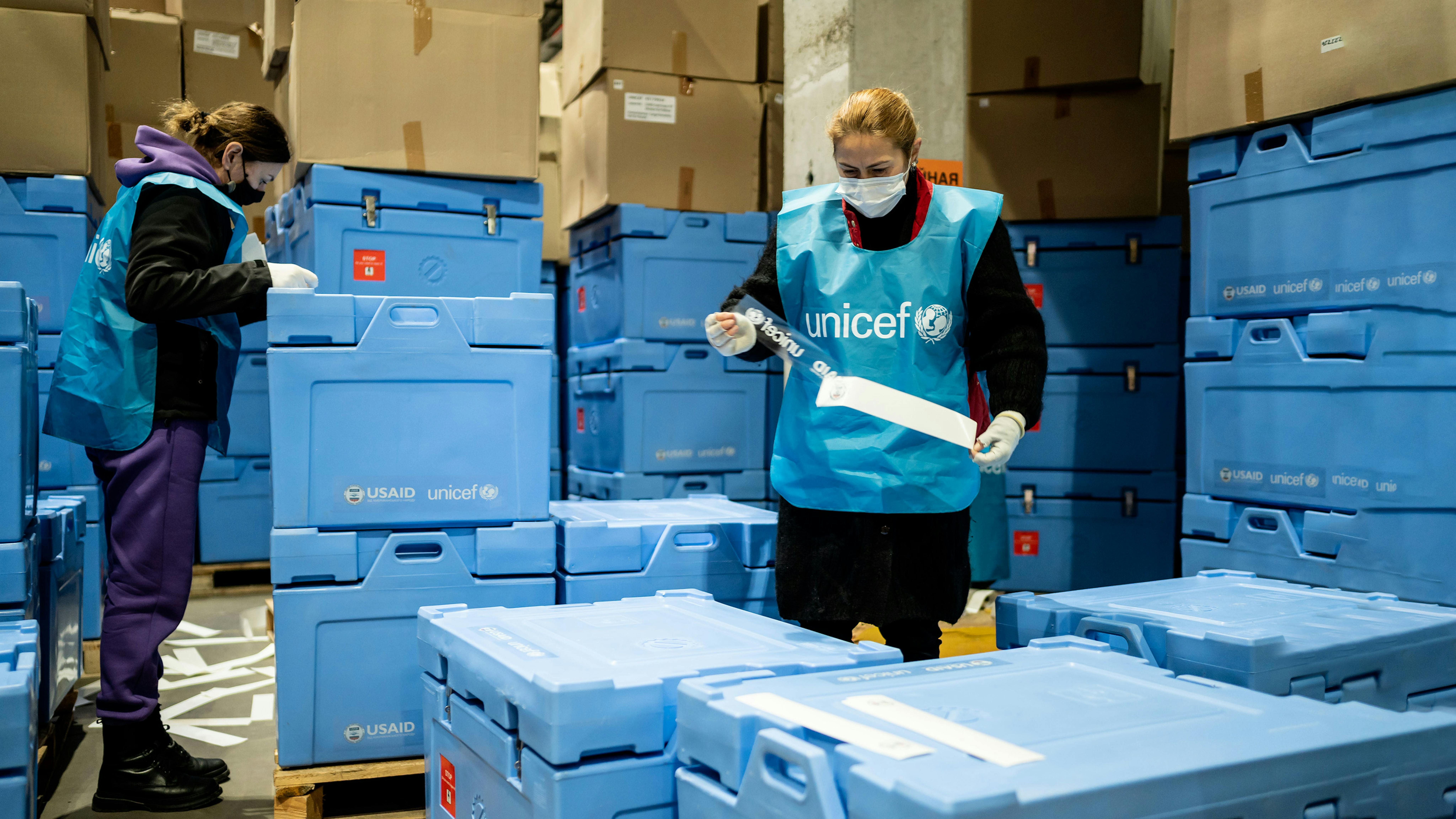 Ucraina - l'UNICEF ha consegnato contenitori frigo  per sostenere la vaccinazione.