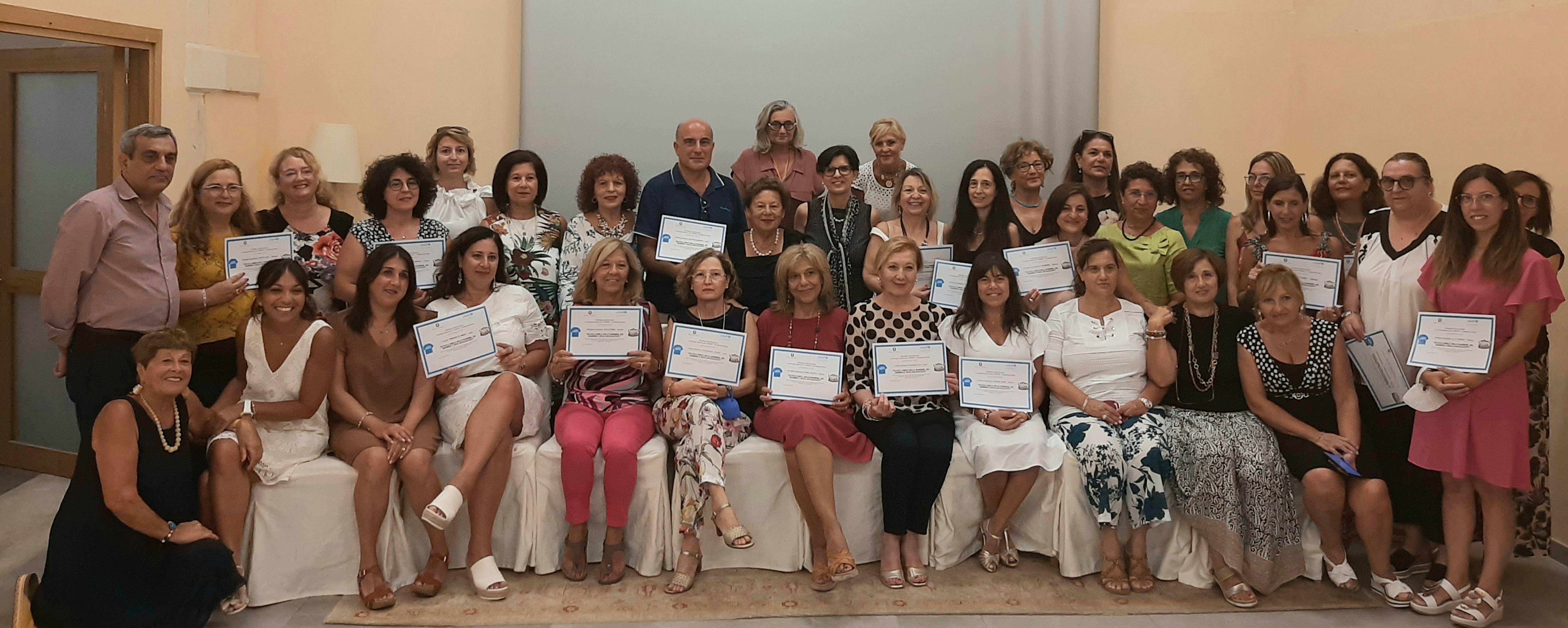 Foto di gruppo alla cerimonia di consegna degli Attestati Scuola Amica di Siracusa per l'anno 2021-22.