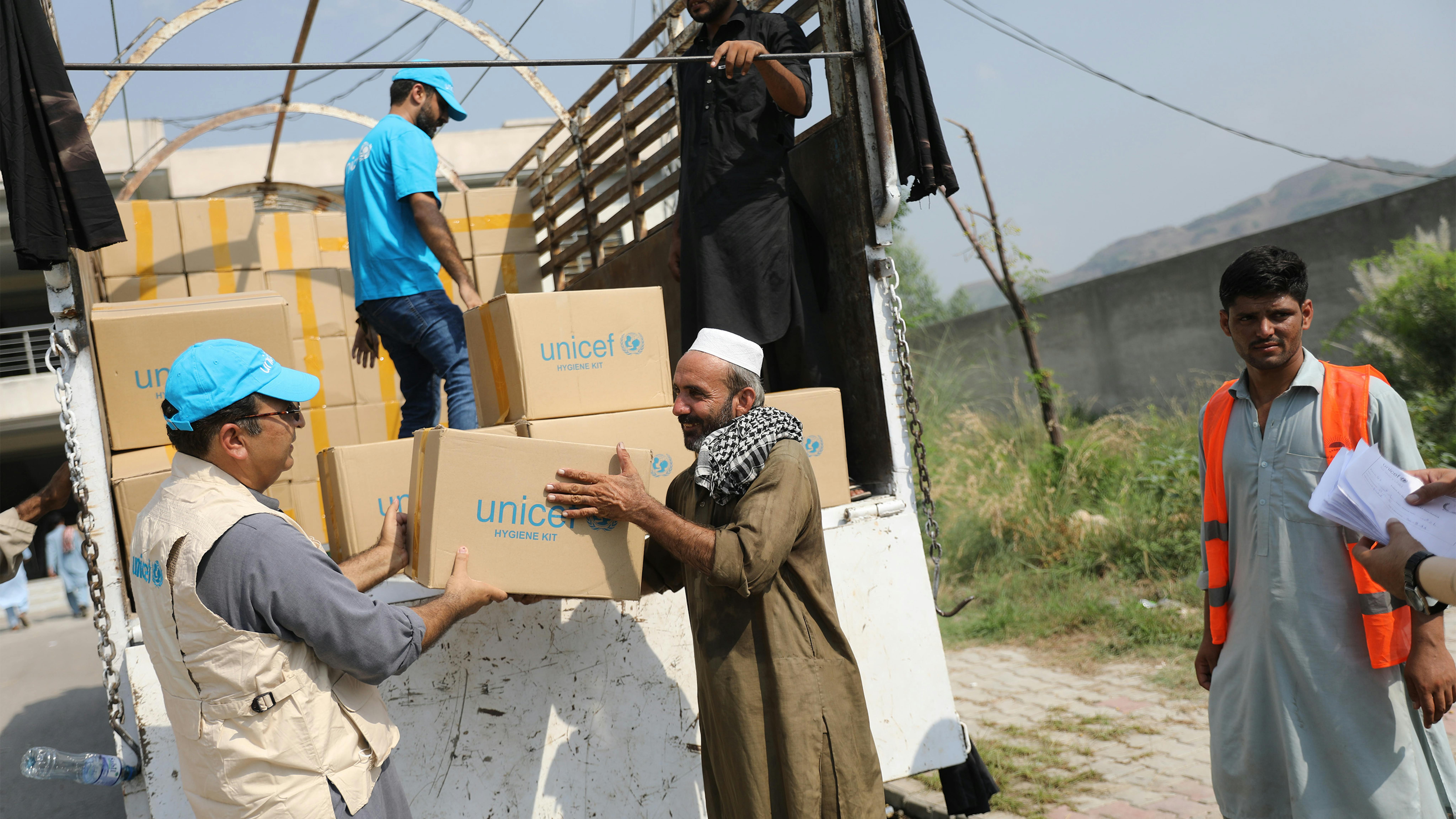 Pakistan, distribuzione di aiuti UNICEF nella provincia di Pakhtunkhwa