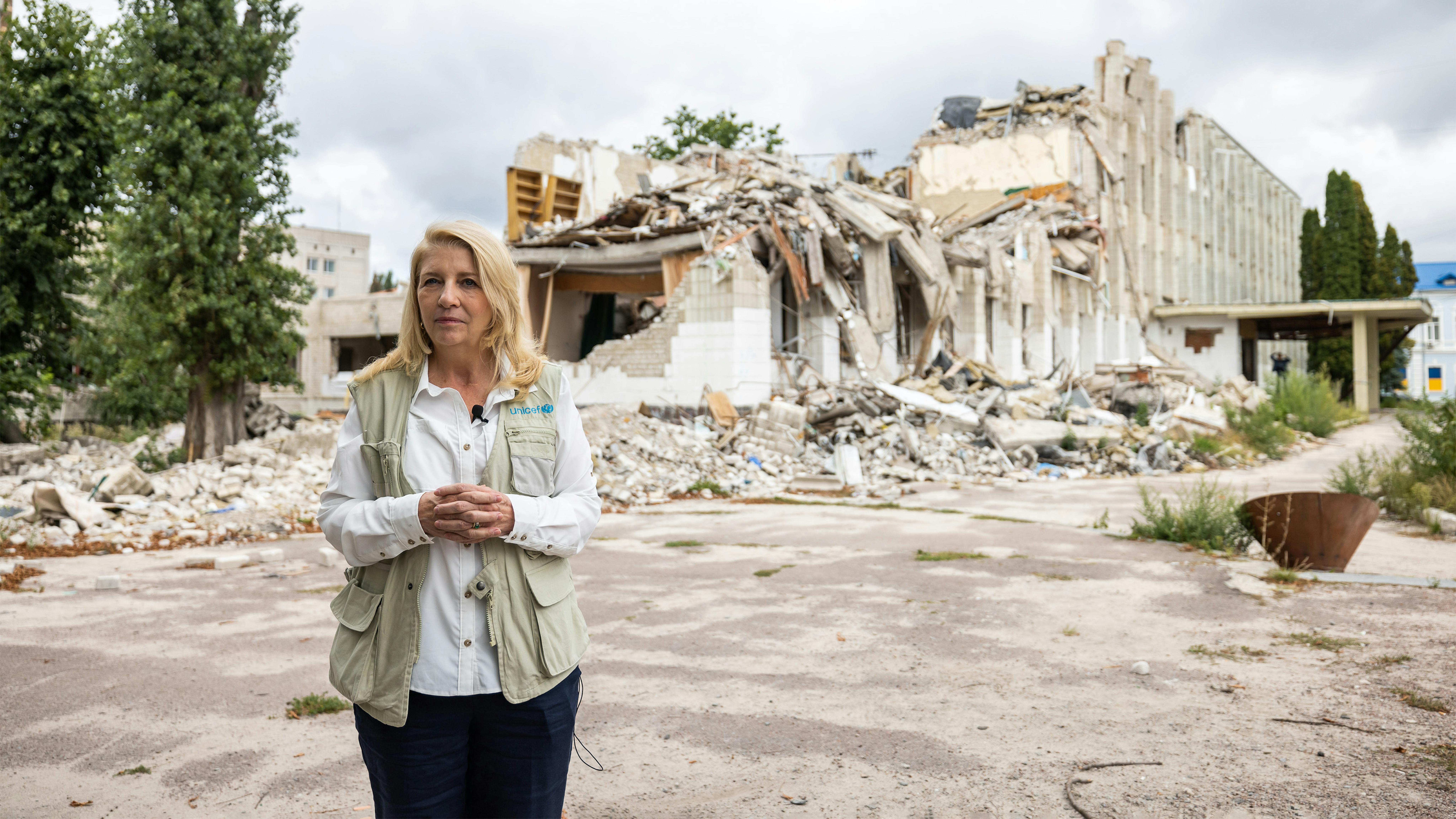 Ucraina - Il direttore esecutivo dell'UNICEF Catherine Russell visita una scuola  gravemente danneggiata a causa della guerra.
