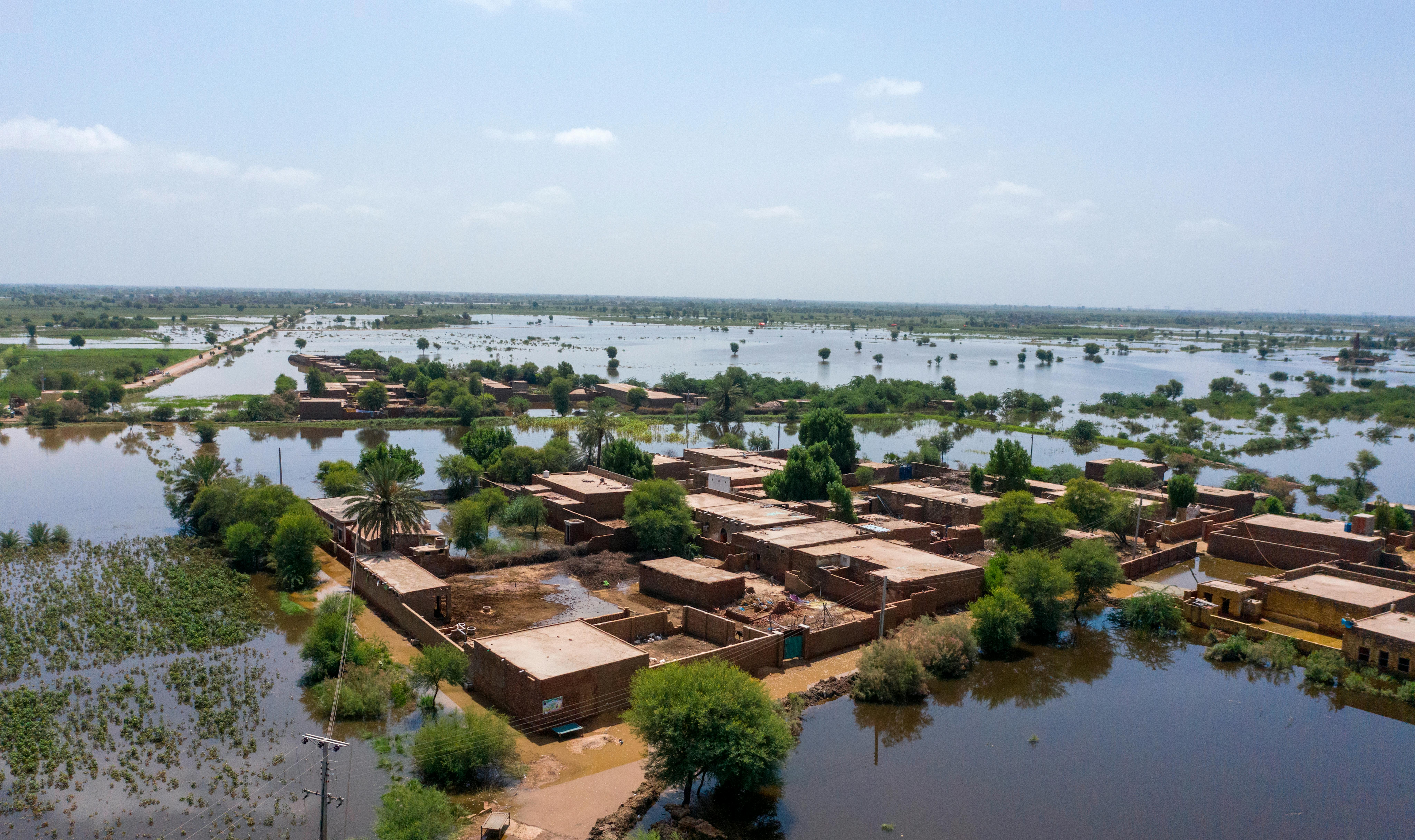 Una veduta aerea di una zona allagata nella provincia del Sindh, nel sud-est del Pakistan