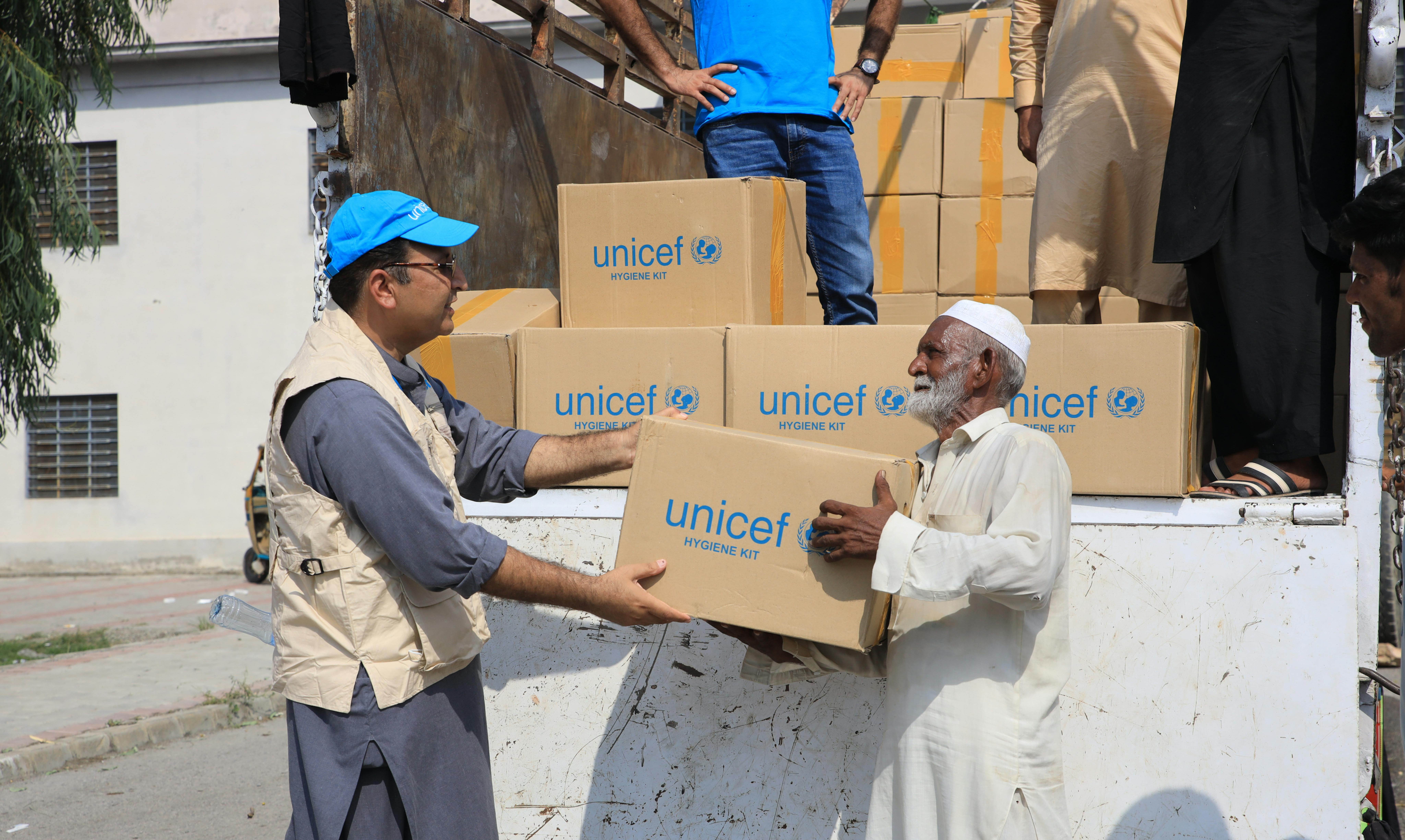 L'UNICEF distribuisce kit igienici alle famiglie colpite dalle inondazioni a Khyber Pakhtunkhwa.