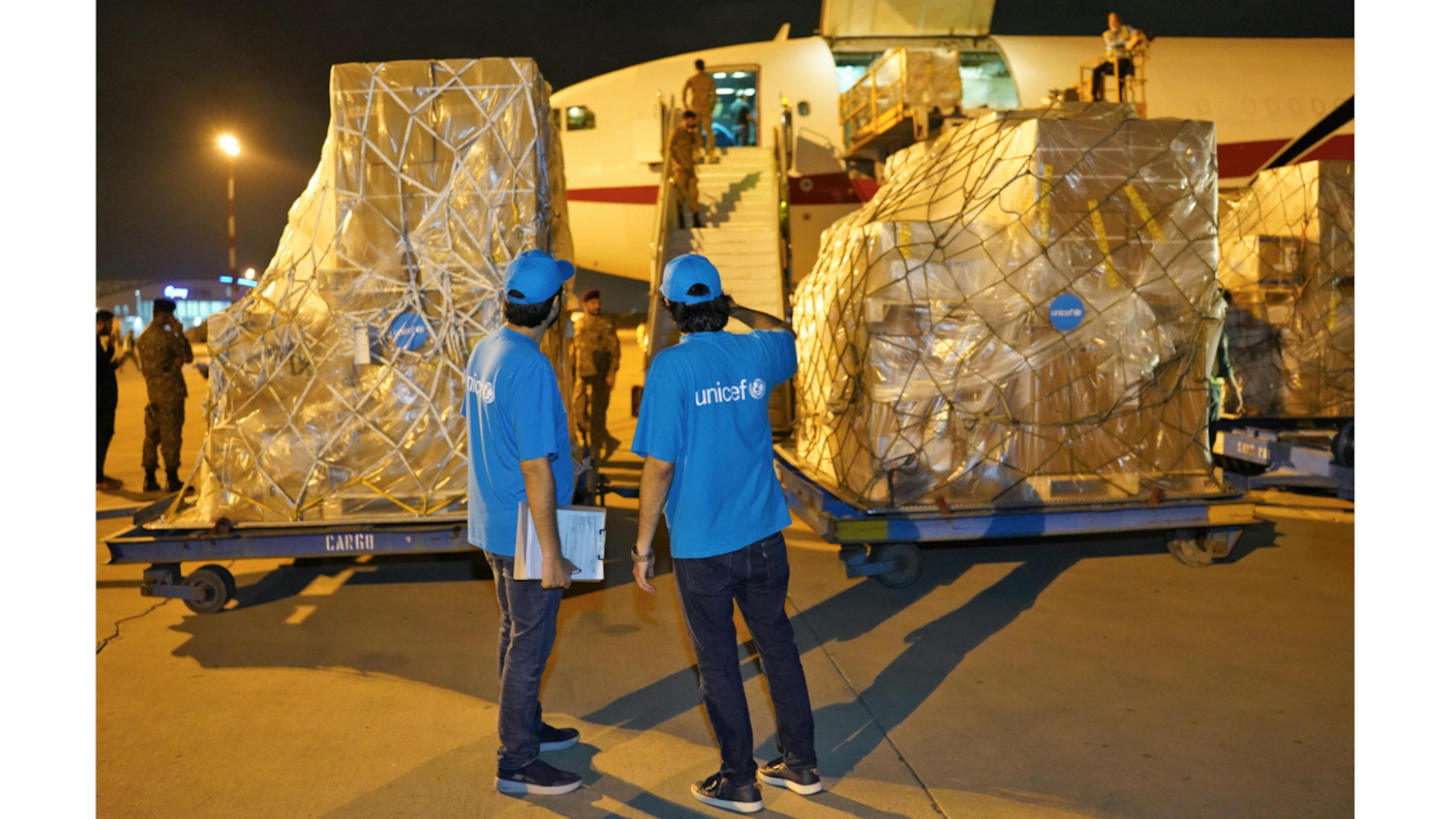 Pakistan aiuti UNICEF appena giunti nel paese vengono scaricati dallo staff locale