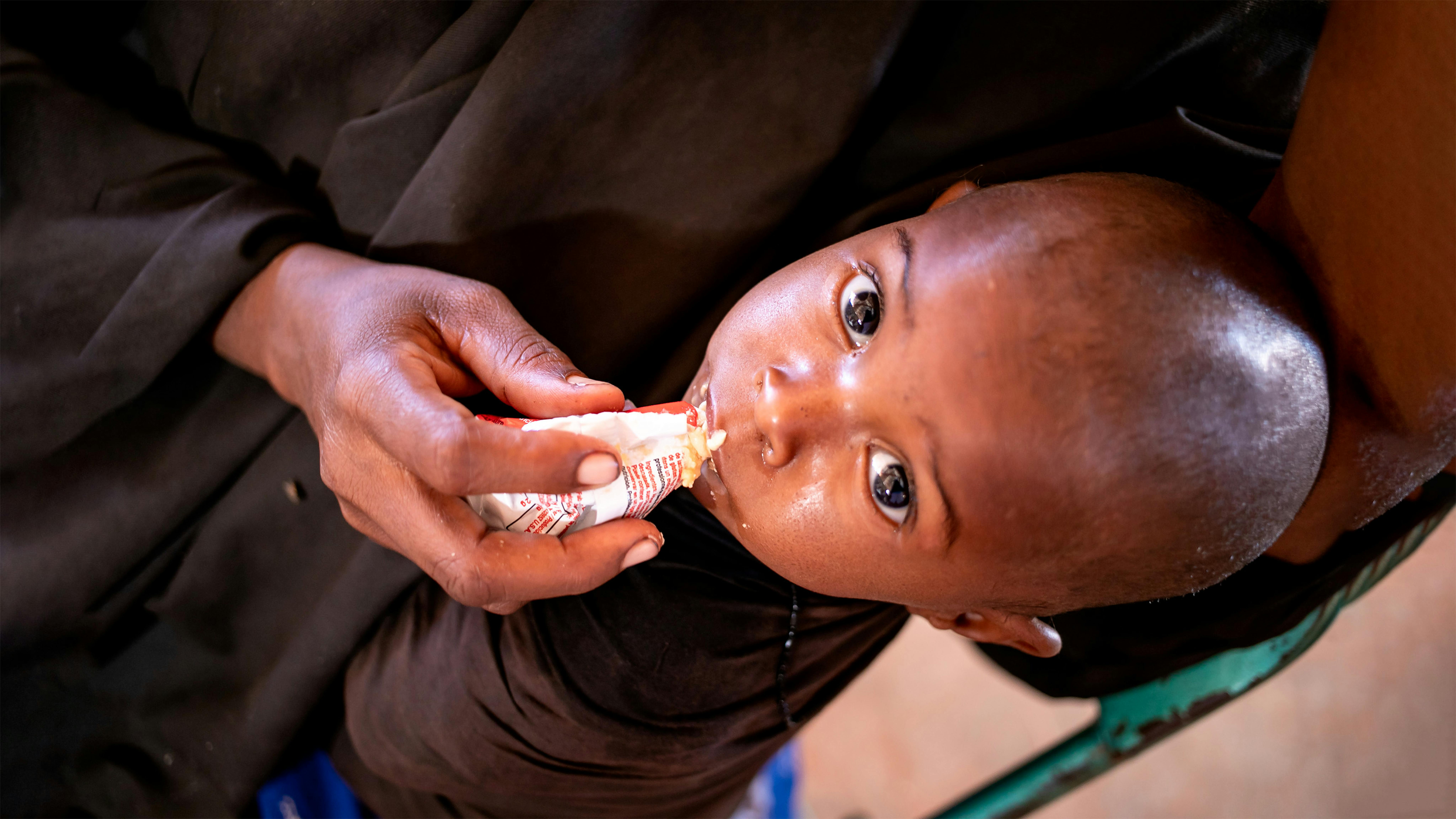 Somalia - Donne con i rispettivi bambini aspettano di ricevere assistenza presso il Community Empowerment and Development Action Health Center di Dolow
