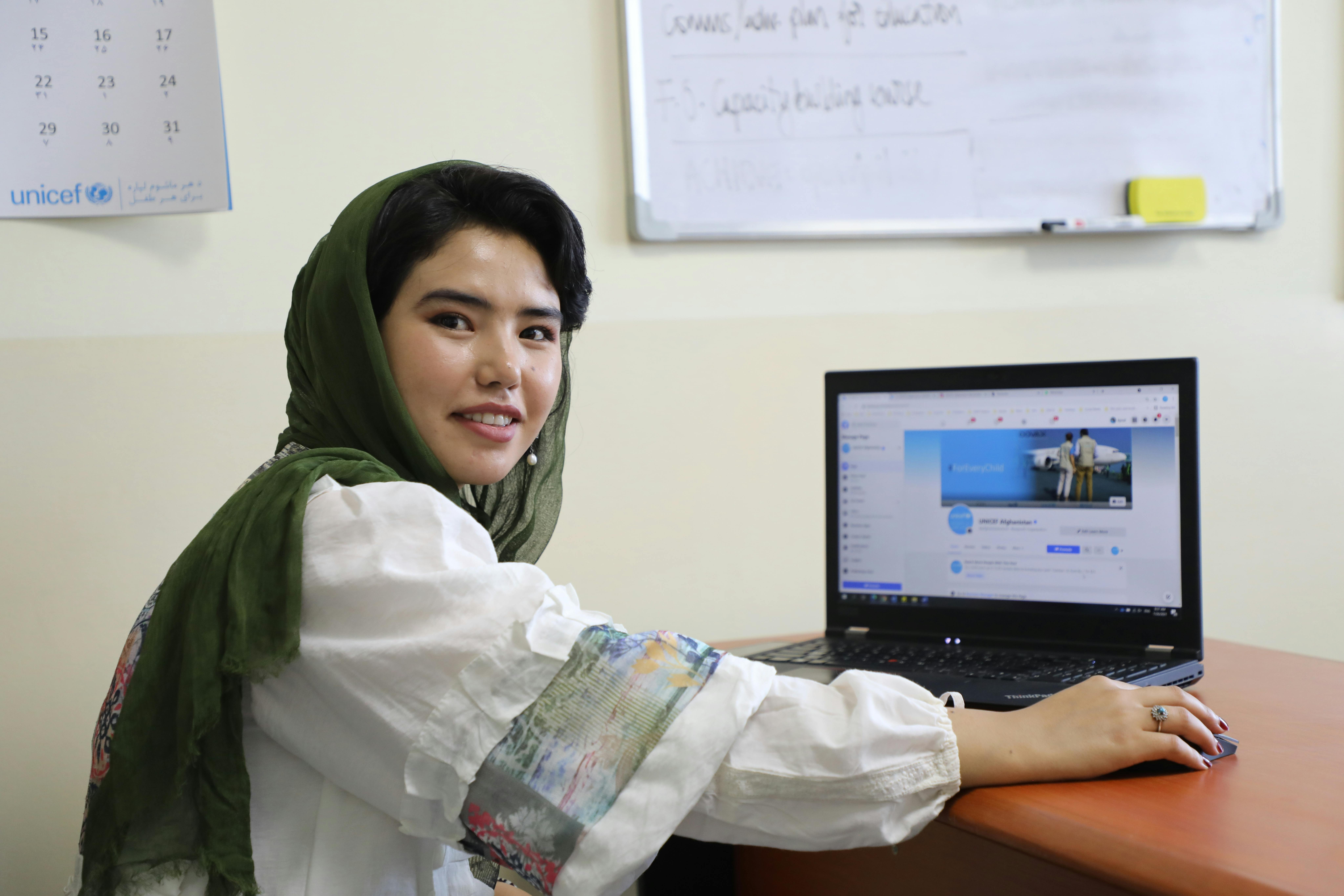 Hadisa, giovane attivista afghana, è una changemaker per l'UNICEF. Da studentessa aveva raggiunto una serie di traguardi ma dallo scorso agosto il suo futuro è diventato molto più incerto.