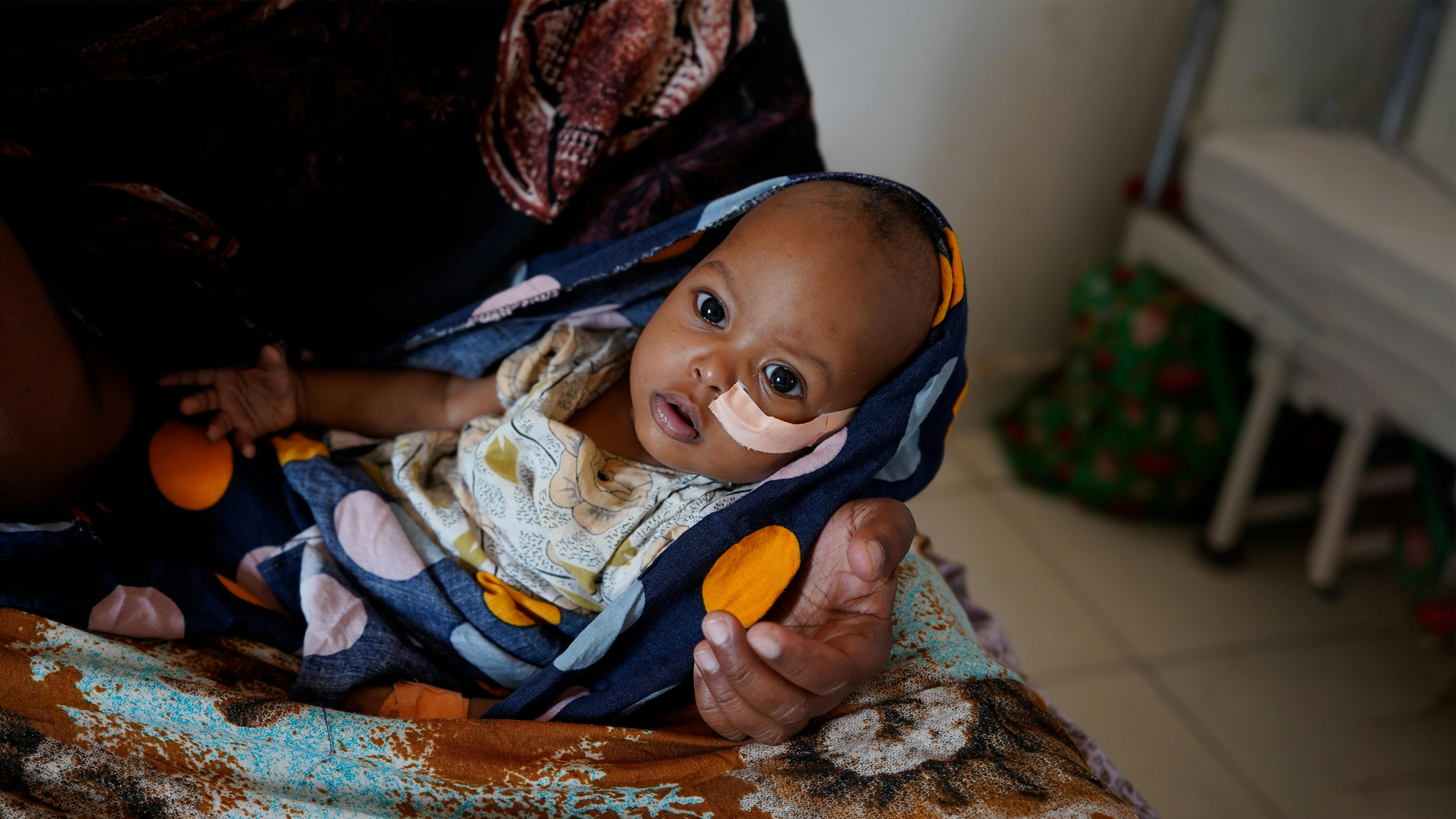 Sukra con la mamma  Muna in un centro sanitario. La siccità in Somaliland sta costringendo milioni di bambini a morire di fame, l'UNICEF con i suoi partner sta fornendo cure e forniture salvavita, ma non basta.