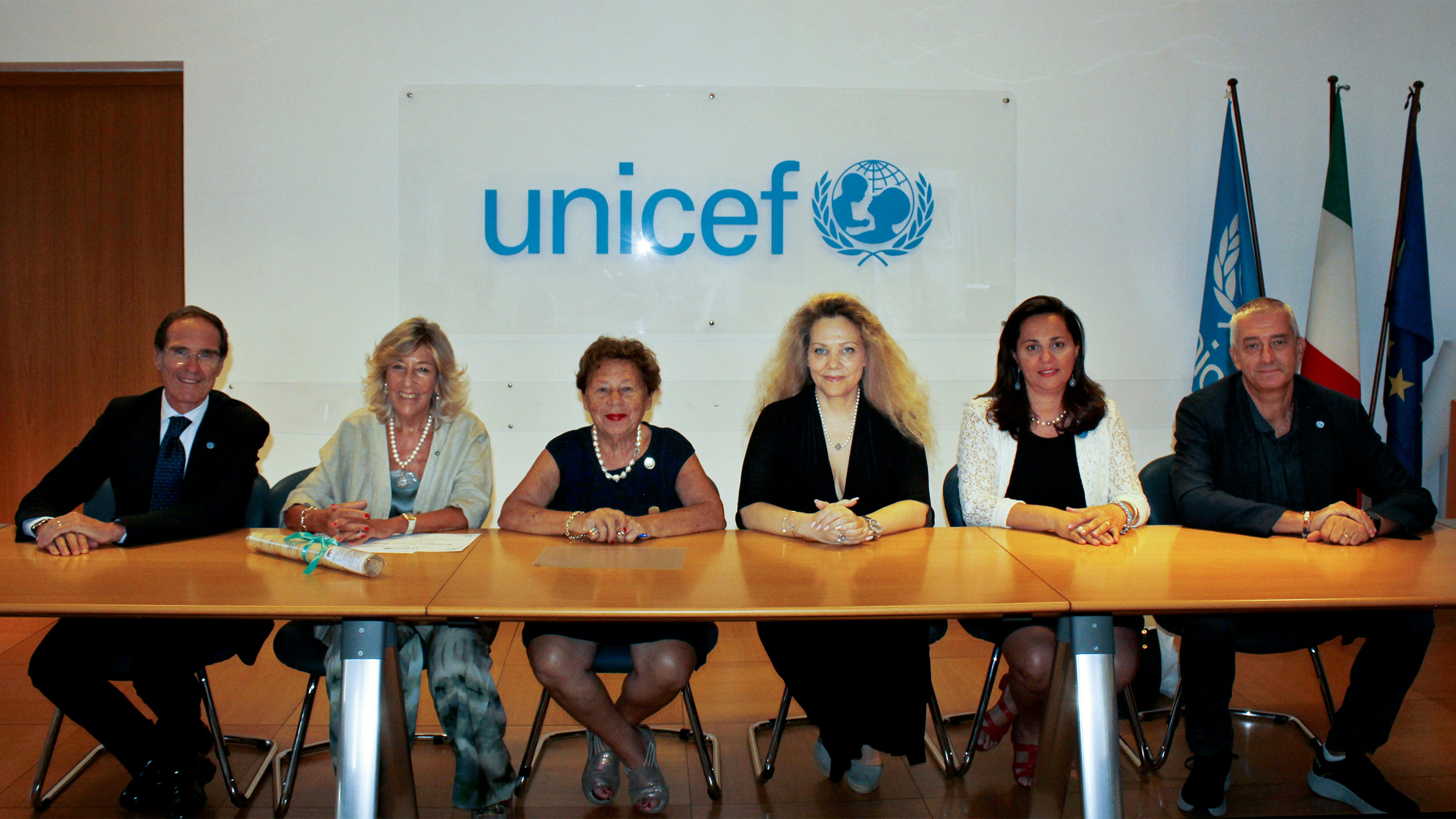 I partecipanti alla nomina di Carmela Pace, Presidente UNICEF Italia, durante la nomina di Giuseppina Amarelli Mengano a Testimonial UNICEF Calabria